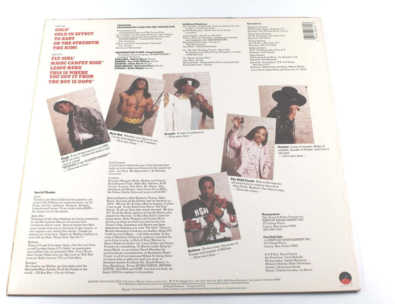 Grandmaster Flash 和 The Furious Five 現場演出 壁紙 — 復古1970年代專輯小冊子，帶有粗體紅色字體和奶油色背景上的手寫筆記。
