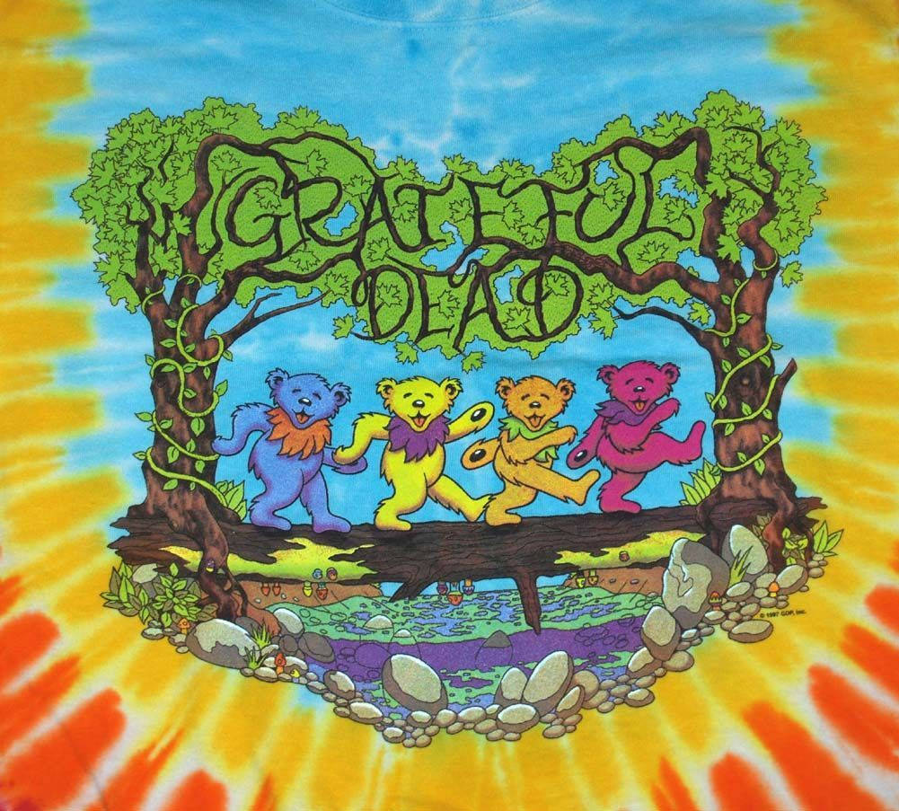 四隻跳舞熊在樹拱下，背景為紮染，帶有「Grateful Dead」文字。