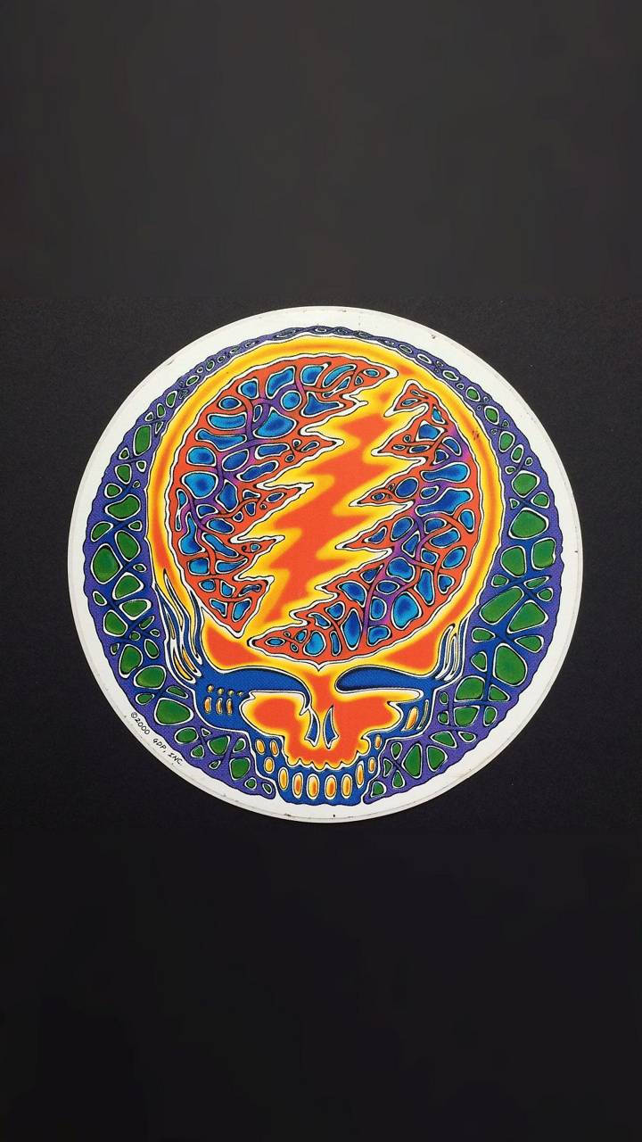 一個色彩繽紛的迷幻骷髏，帶有閃電設計。