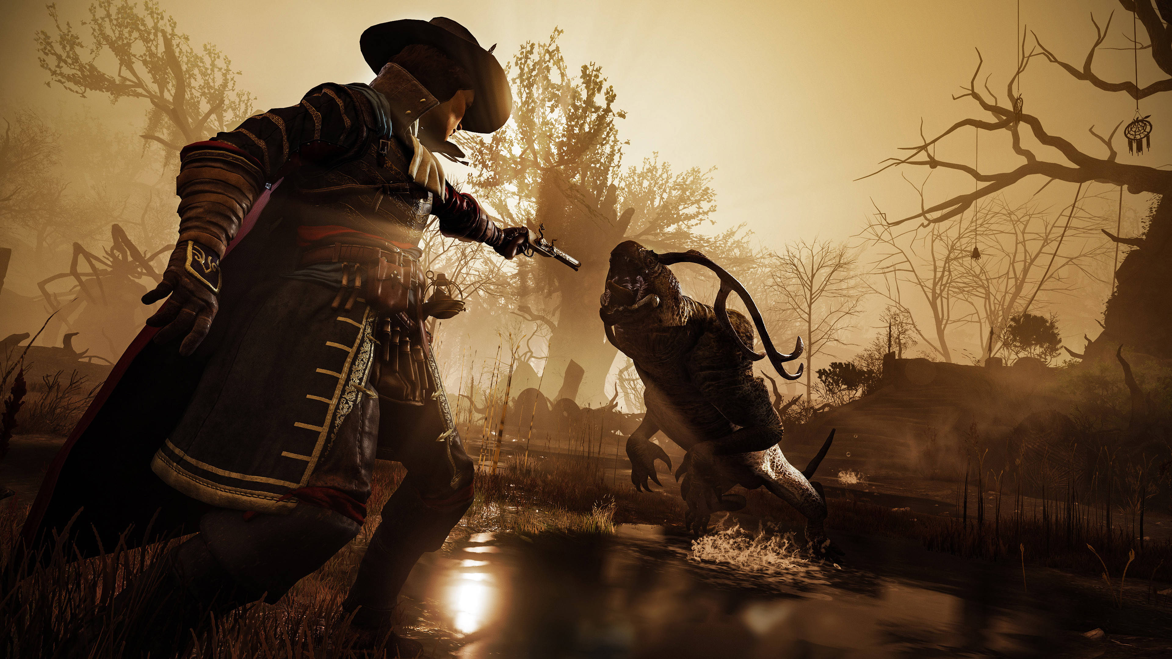 Greedfall 遊戲士兵 壁紙 — 一名戴面具的戰士身穿歷史裝備，在霧氣瀰漫的沼澤中於黃金時刻拔出手槍對抗一隻怪物。