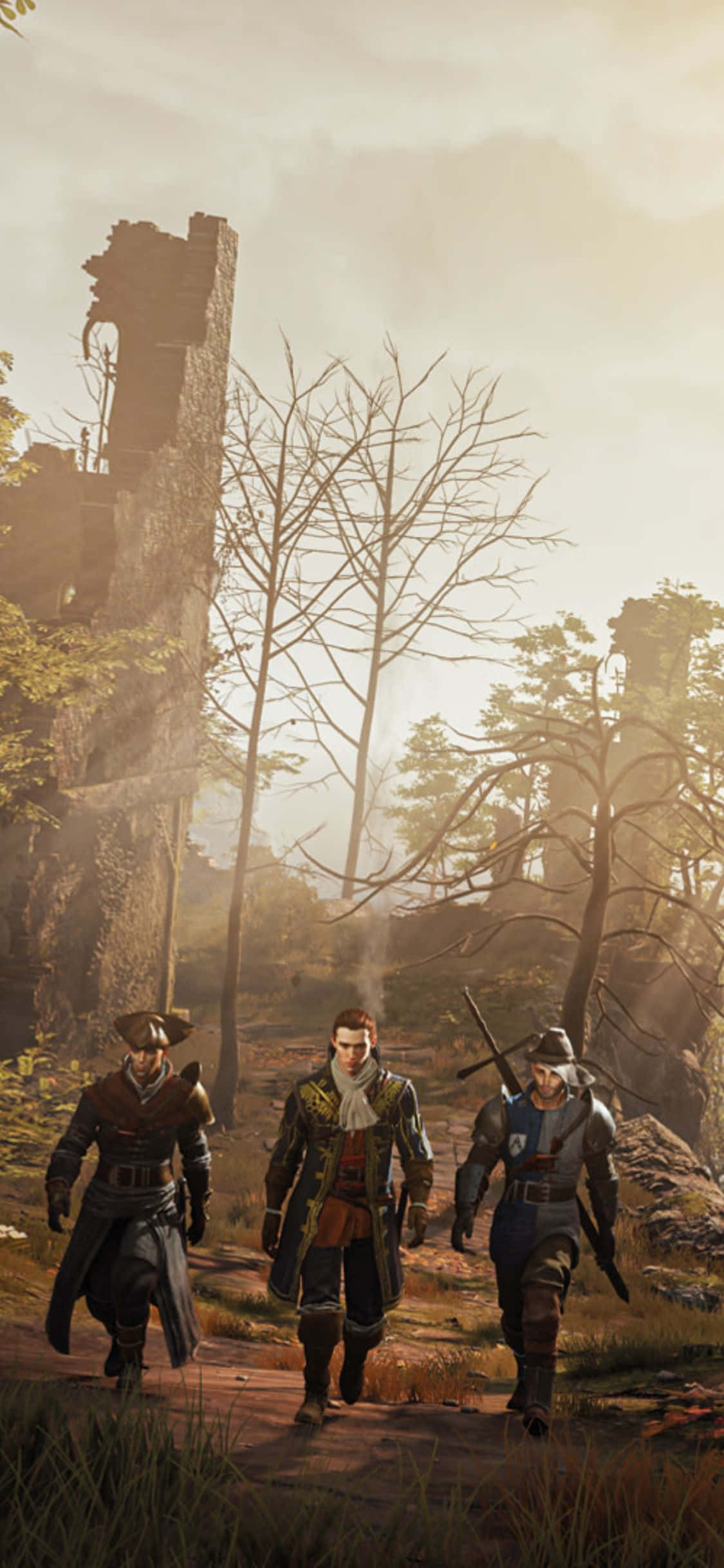 《Greedfall》的復古美學與現代風貌 壁紙 — 三名身穿盔甲的冒險者穿過迷霧森林，前往沐浴在金色夕陽下的古老石頭廢墟。