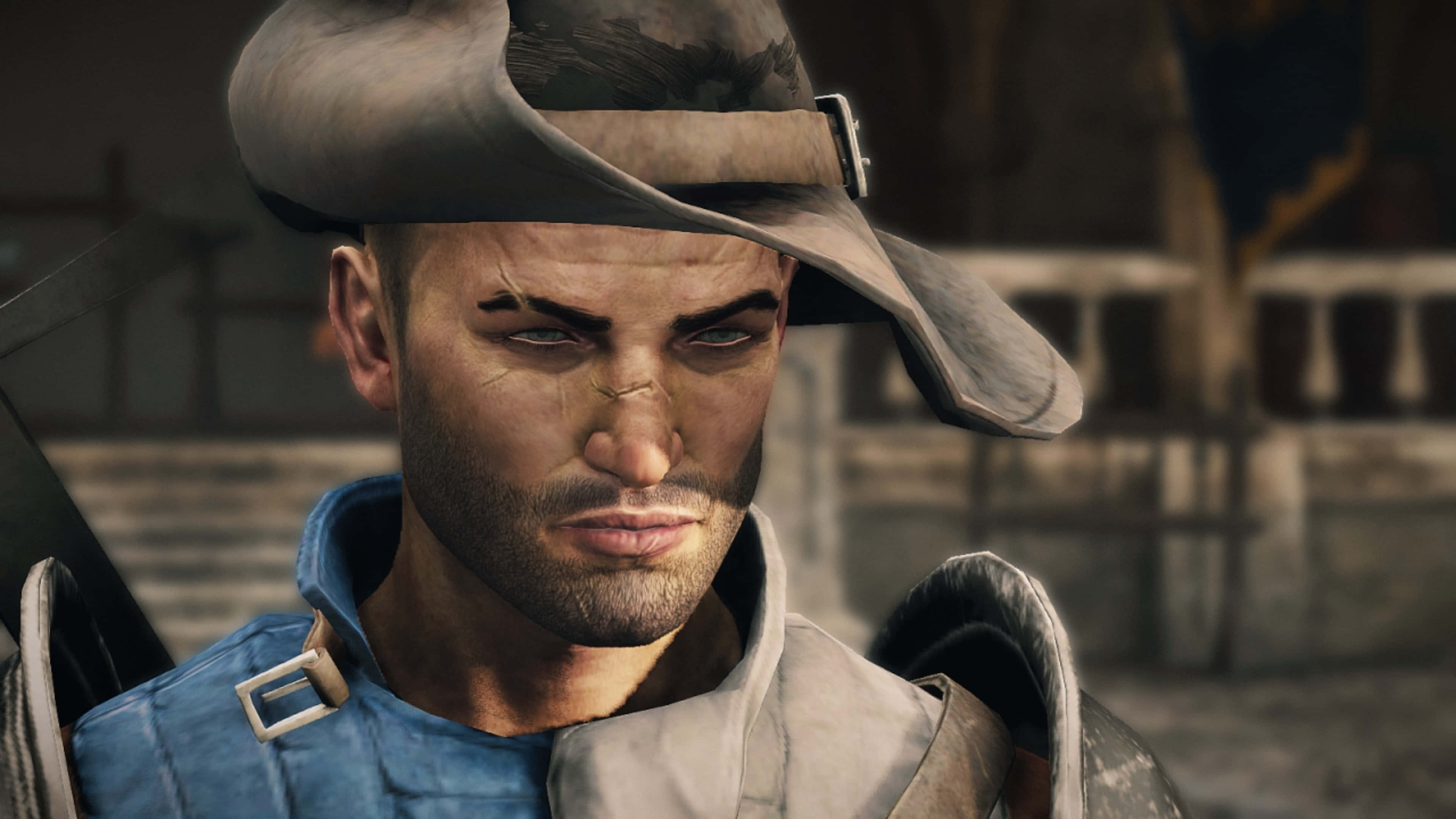 《GreedFall》遊戲壯麗風景高畫質壁紙 壁紙 — 一個滿臉疤痕、戴著破舊帽子的粗獷牛仔，在塵土飛揚的西部小鎮中專注地凝視。
