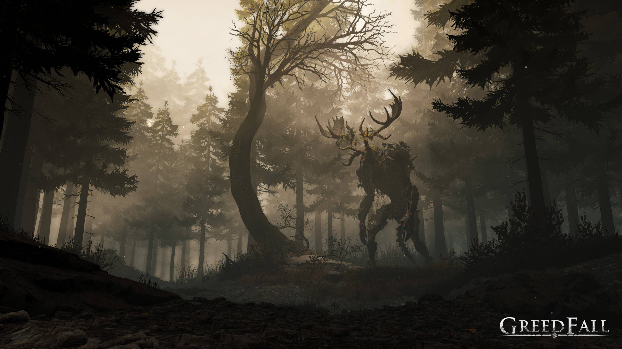 Greedfall 霧林 壁紙 — 一頭高聳的怪獸雄鹿，雙眼發光，佇立在黎明時分的迷霧森林中，在扭曲的樹木間投下詭異的陰影。