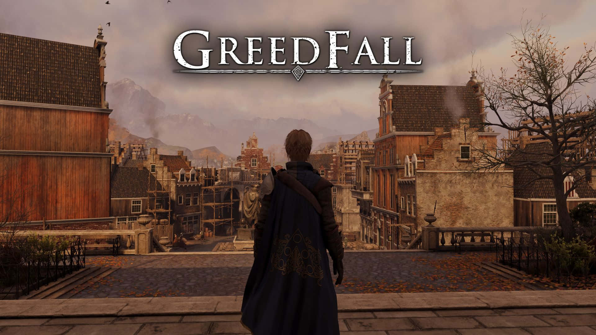 《Greedfall》— 魔法流動於此世界 壁紙 — 一個孤獨的身影穿著深色斗篷站在屋頂上，俯瞰著一個霧氣瀰漫的歐洲風格城市，有秋葉和遠山，天空多雲。