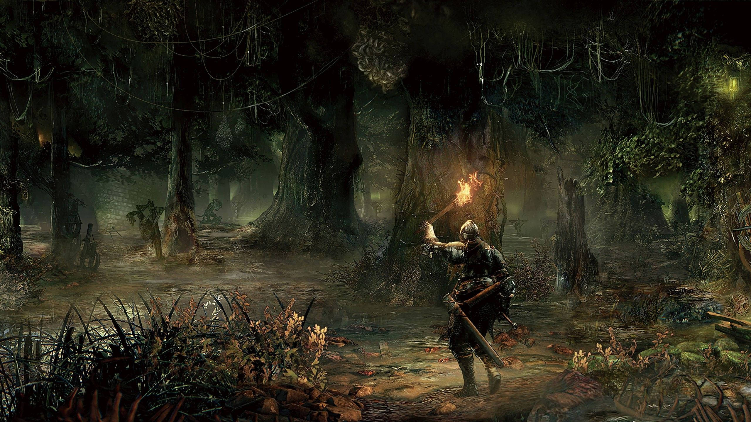 Greedfall 黑暗靈魂角色持燭 壁紙 — 一個孤獨的裝甲戰士手持燃燒的火把，在充滿扭曲樹木和怪異發光真菌的迷霧黑暗森林中穿行。