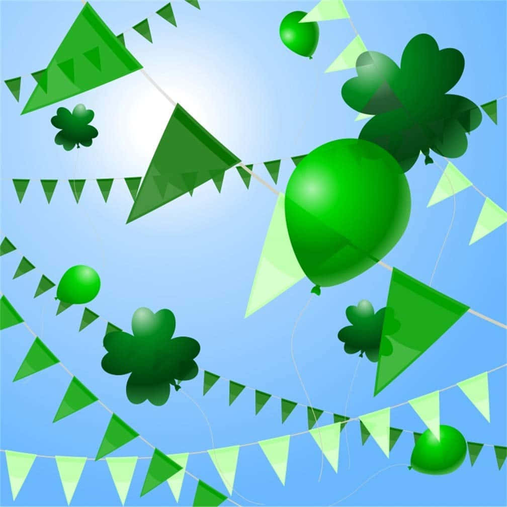 Clovers 桌布 壁紙 — 綠色氣球、三葉草和三角形旗幟在晴朗的藍天中飄揚，營造節日慶祝裝飾。