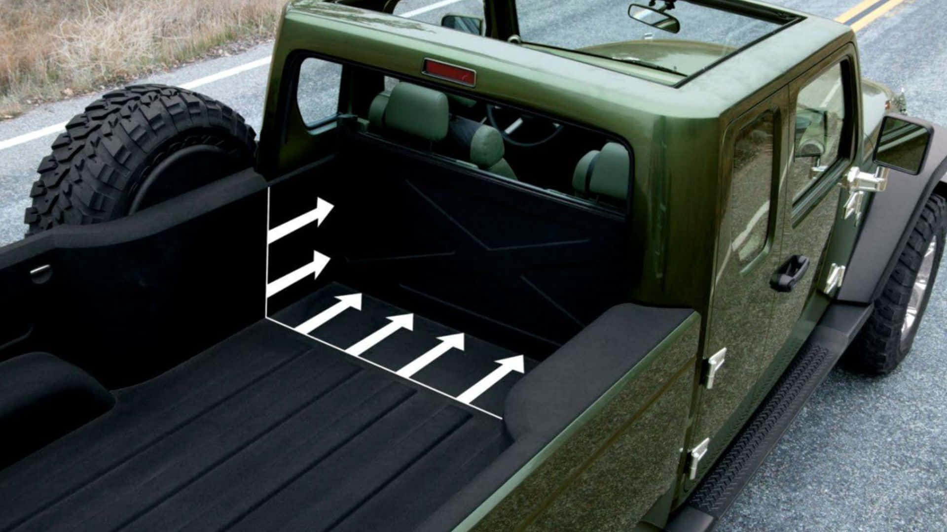 Jeep Gladiator 桌布 壁紙 — 一輛綠色Jeep Wrangler，尾門放下，露出黑色貨斗，上面有白色箭頭指向前方。