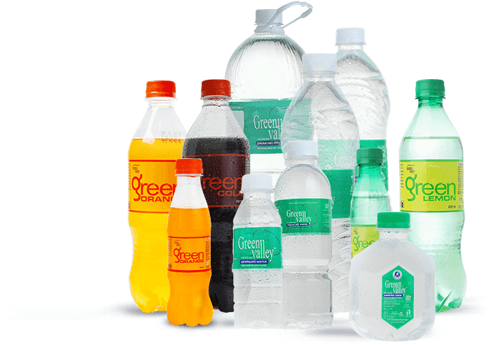 多款Green Valley飲料 壁紙 — 一系列色彩鮮豔的 Green Valley 瓶裝飲品，口味和尺寸多樣，排列在鮮明的黑色背景上。