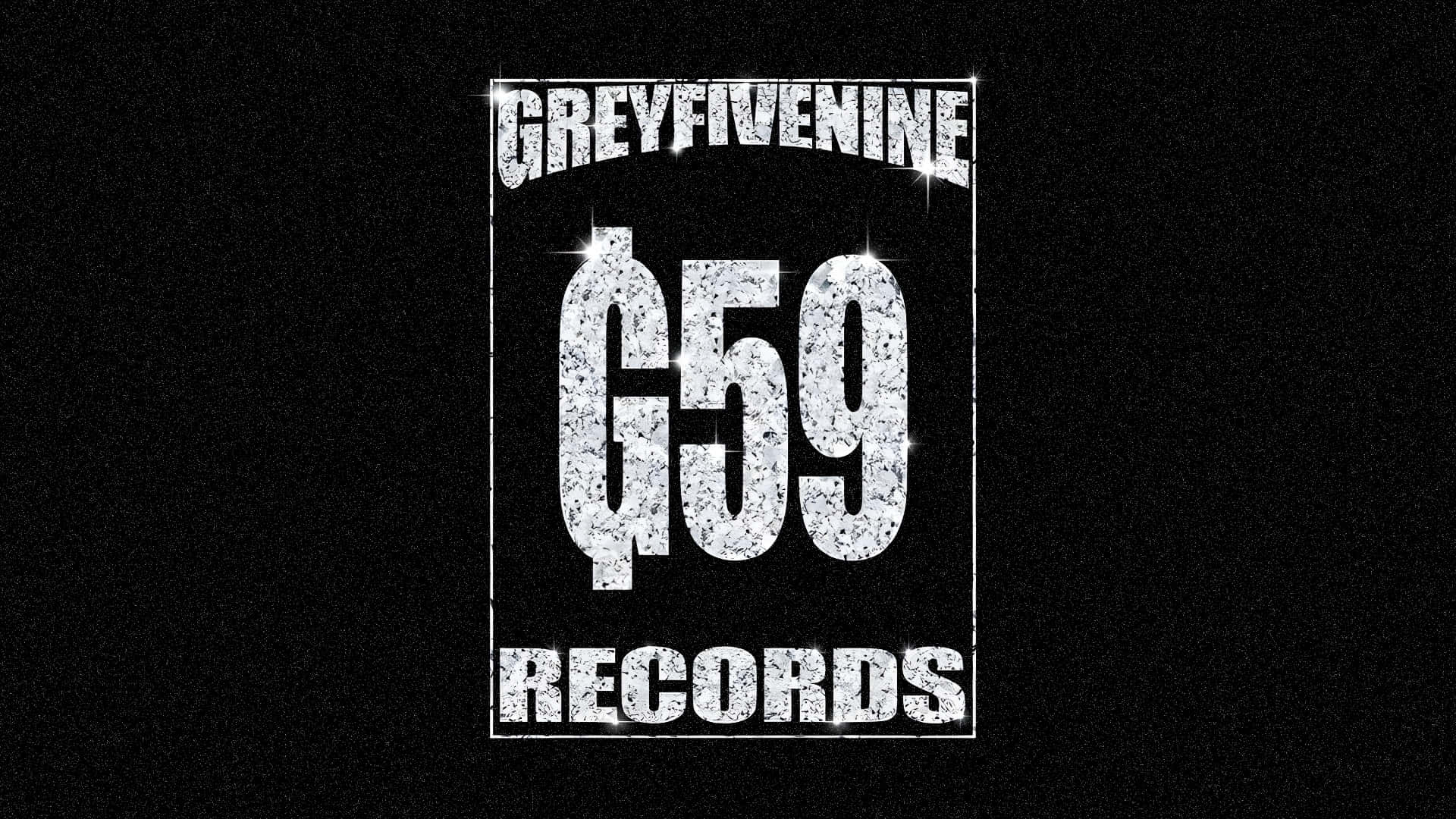  壁紙 — 粗糙的黑色背景上，Greyfivenine Records 的閃亮白色標誌帶有粗體文字和美元符號。