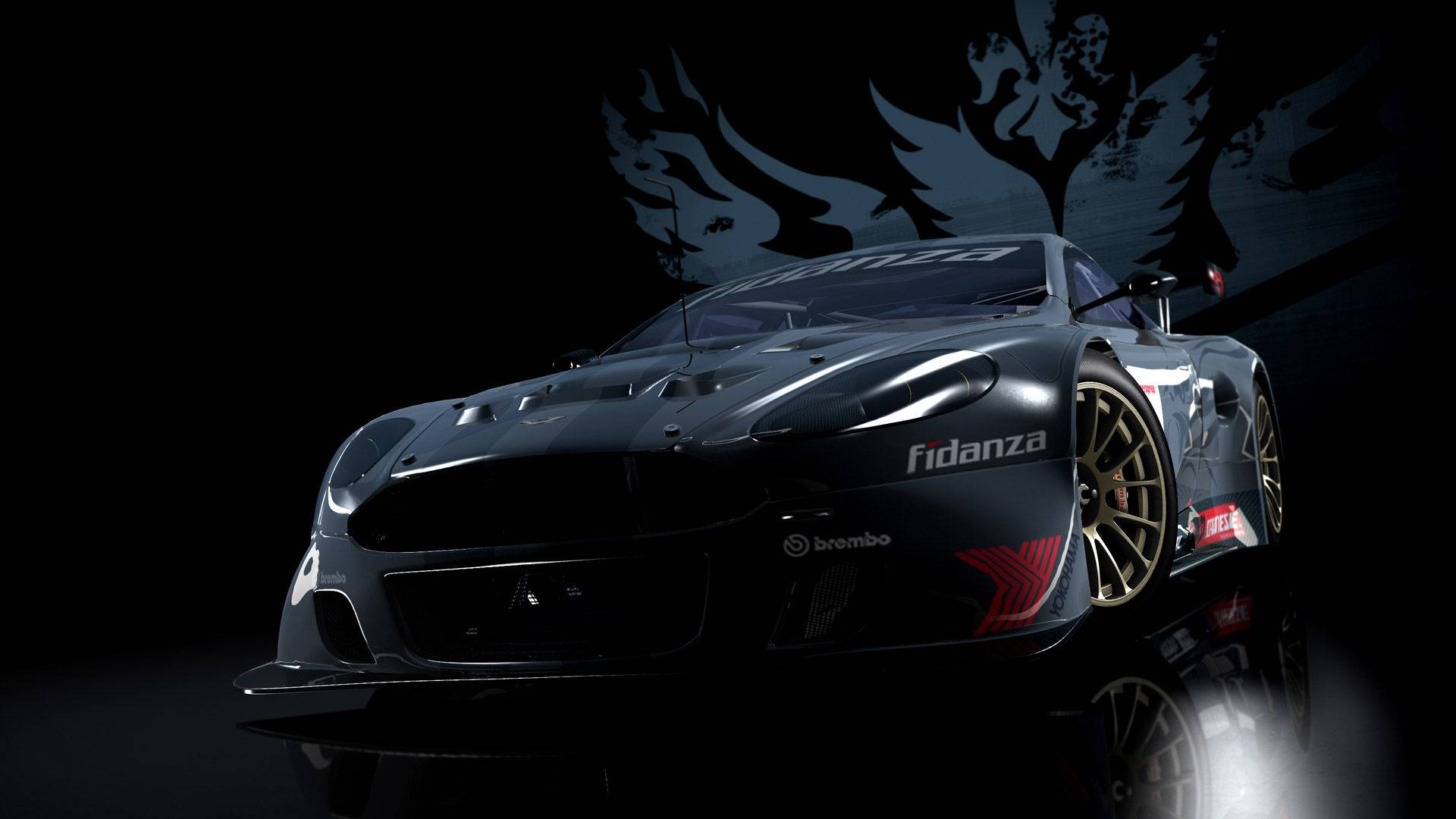 Grid 2 Fidanza 數位藝術 壁紙 — 一輛時尚的黑色賽車，配備金色輪圈和紅色點綴，在帶有翼形標誌的深色背景下戲劇性地照亮。