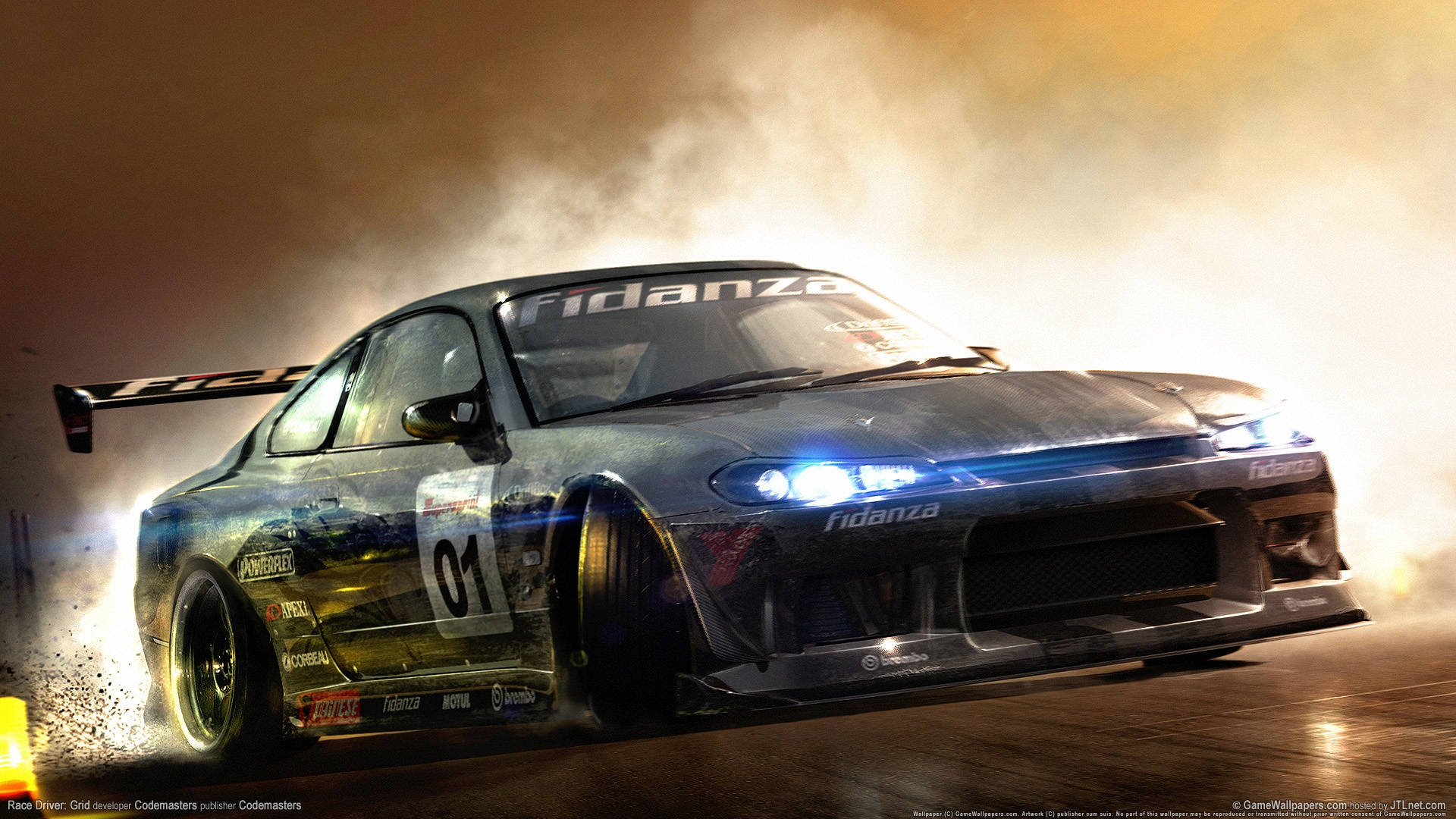Grid 2 Fidanza 賽車 壁紙 — 一輛帶有發光頭燈的漂移賽車在夜間潮濕的賽道上戲劇性地冒煙。