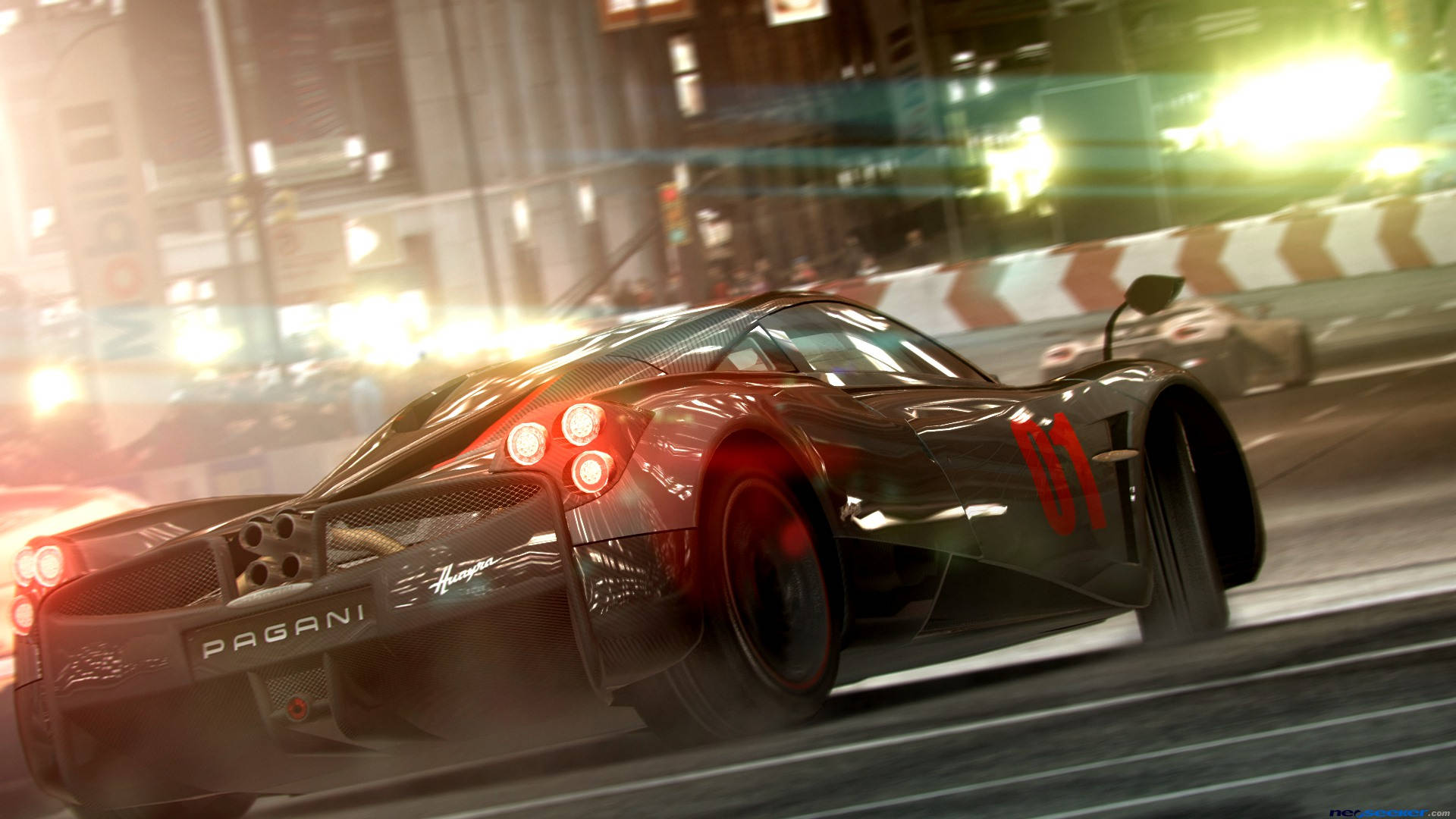 Grid 2 Pagani 賽車 壁紙 — 一架時尚的黑色帕加尼跑車在夜間城市賽道上奔馳，伴隨著發光的燈光和動態模糊效果。