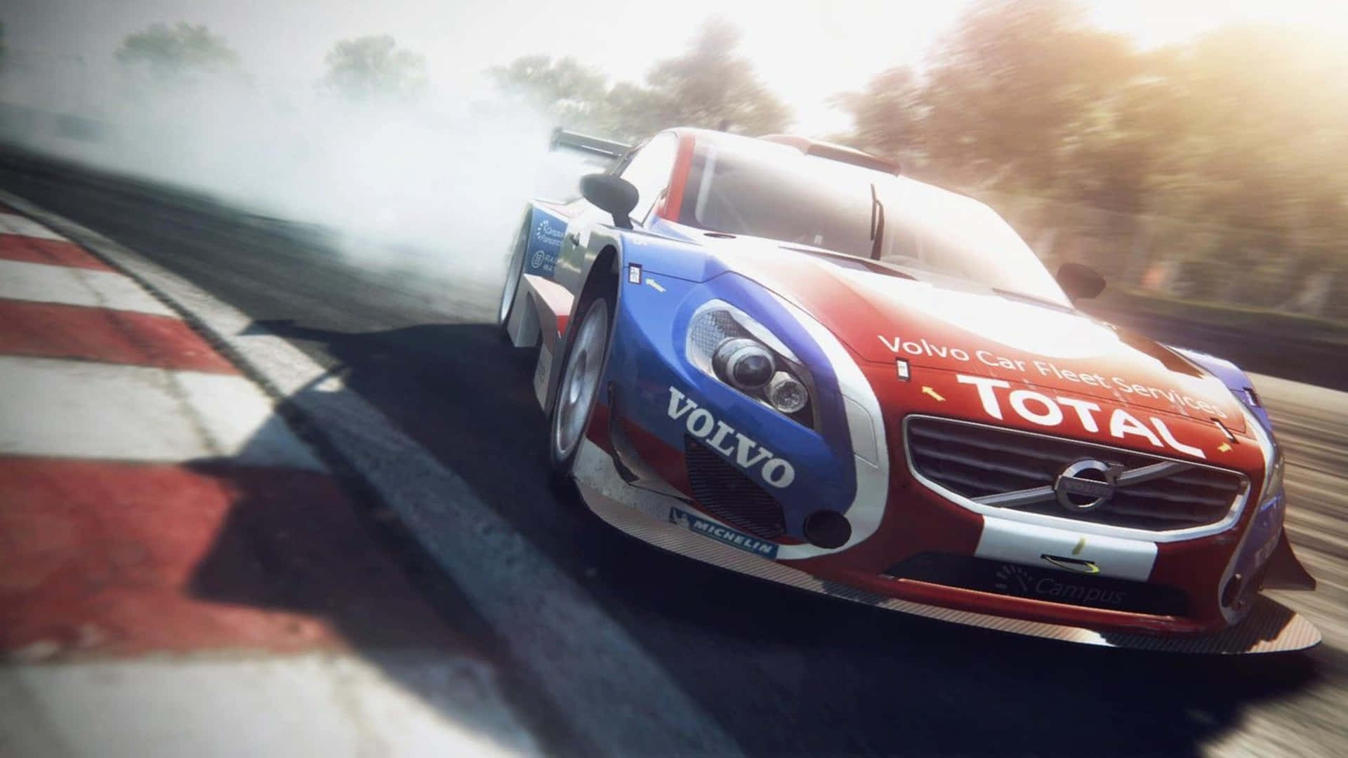 高畫質 Grid 2 背景：紅藍色 Volvo S60 BTCS 壁紙 — 一架紅藍白色的富豪賽車在明亮的陽光下於賽道彎位飄移，揚起煙霧。