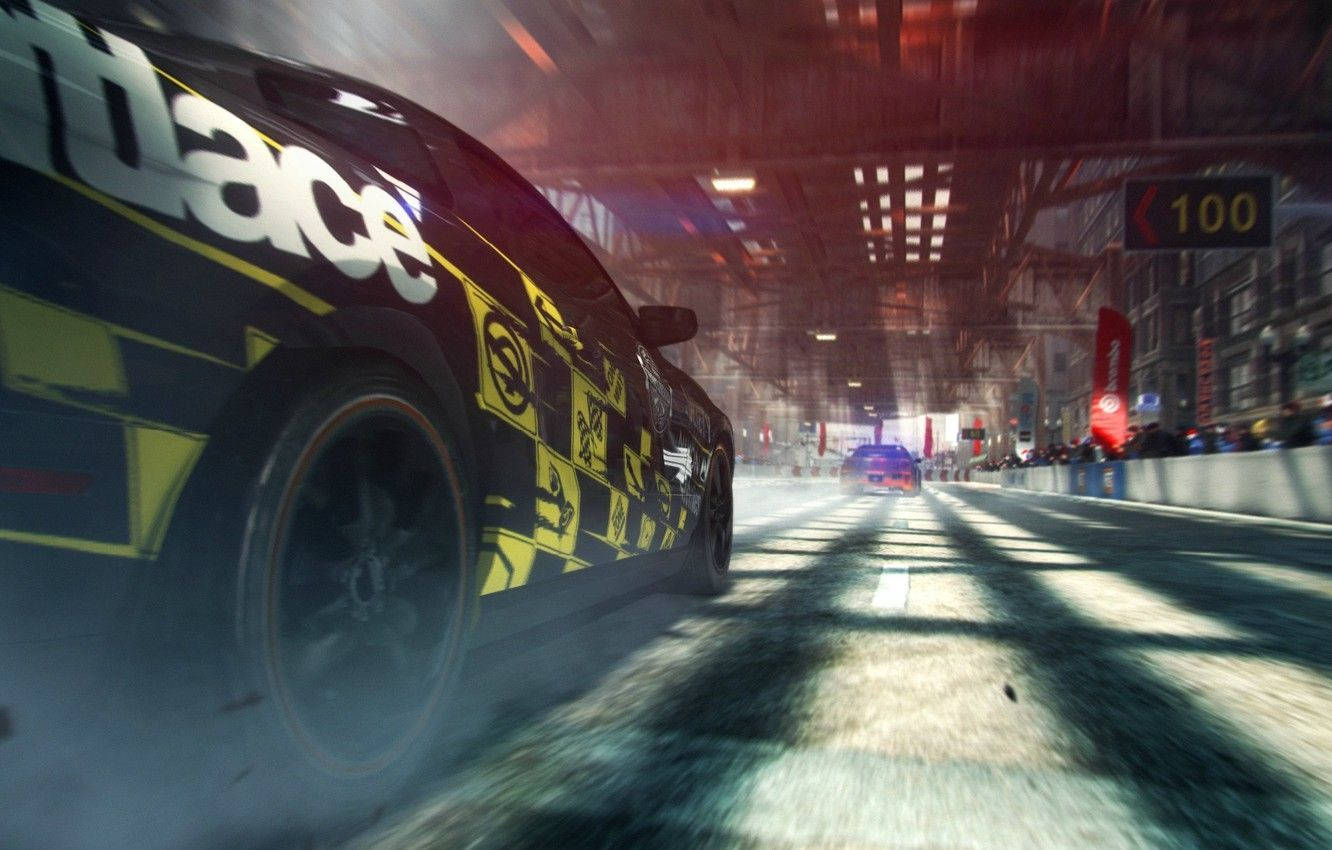 Grid 2 室內賽道 壁紙 — 一輛黑黃色賽車在陽光明媚的城市隧道中飄移，觀眾歡呼。