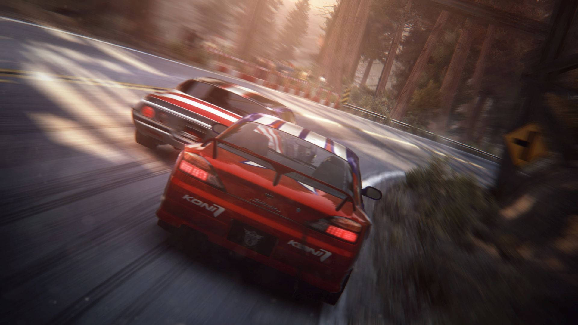 Grid 2 戶外紅色賽車 壁紙 — 一輛紅色賽車在森林環繞的賽道上疾馳，伴隨動態模糊和金色陽光穿過高聳樹木。