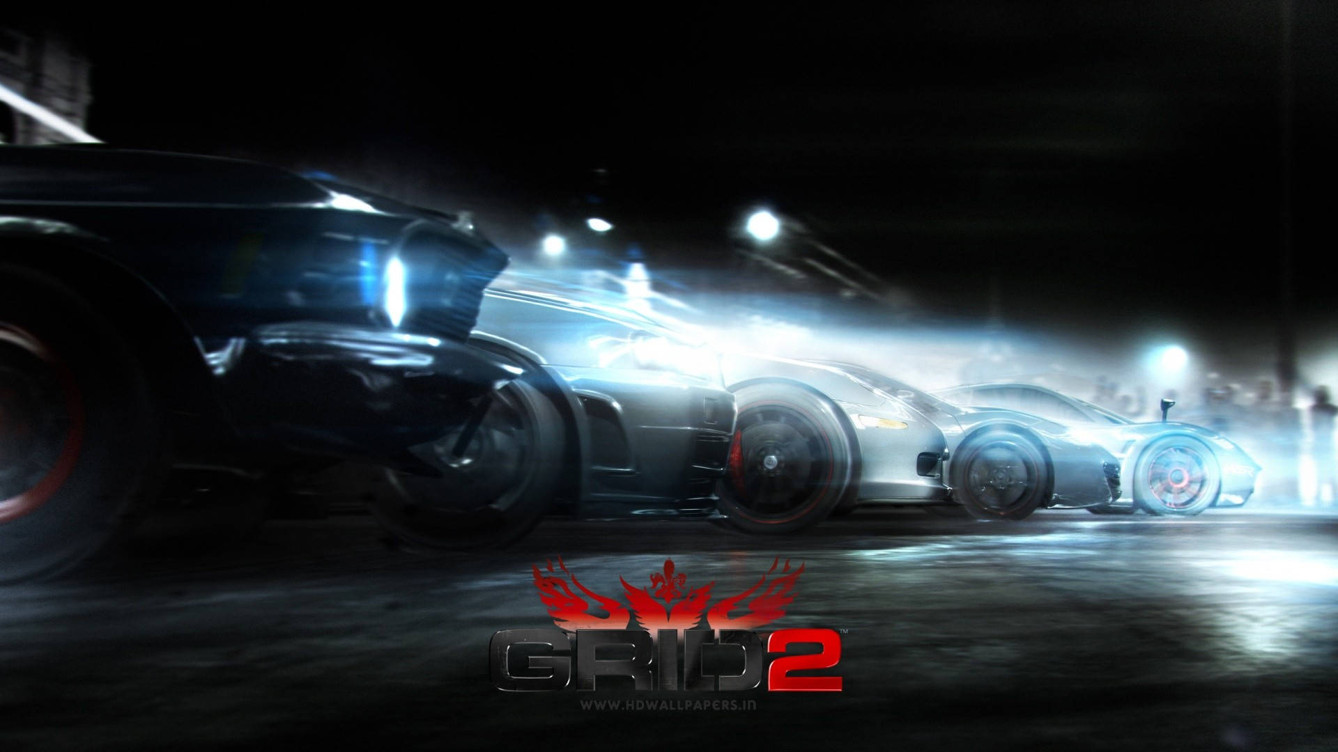 Grid 2 數位藝術 壁紙 — 兩輛流線型賽車在漆黑的都市夜晚中疾馳，車頭燈閃爍，帶有動態模糊效果。