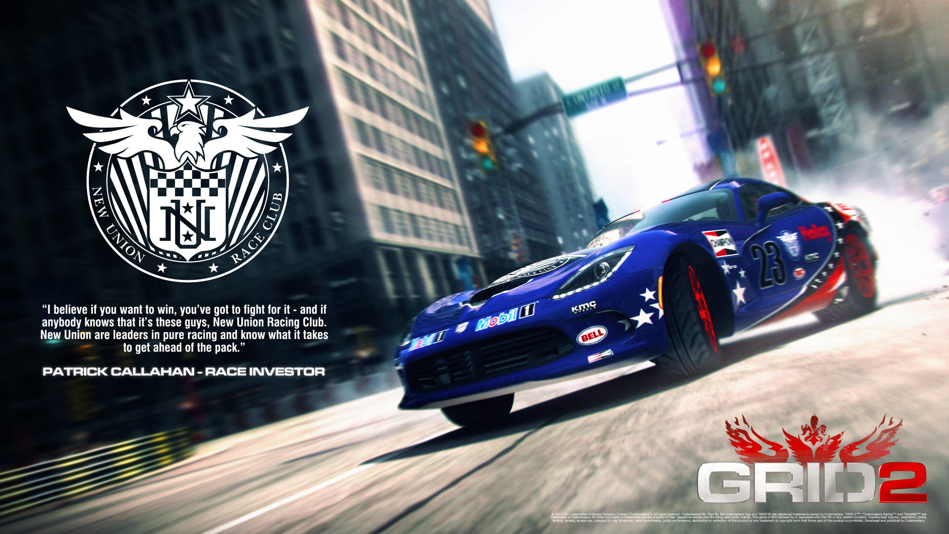 Grid 2 新聯賽車俱樂部 壁紙 — 一輛帶有星星和條紋貼花的藍色賽車在陽光明媚的城市街道上疾馳，揚起灰塵，背景中摩天大樓聳立。
