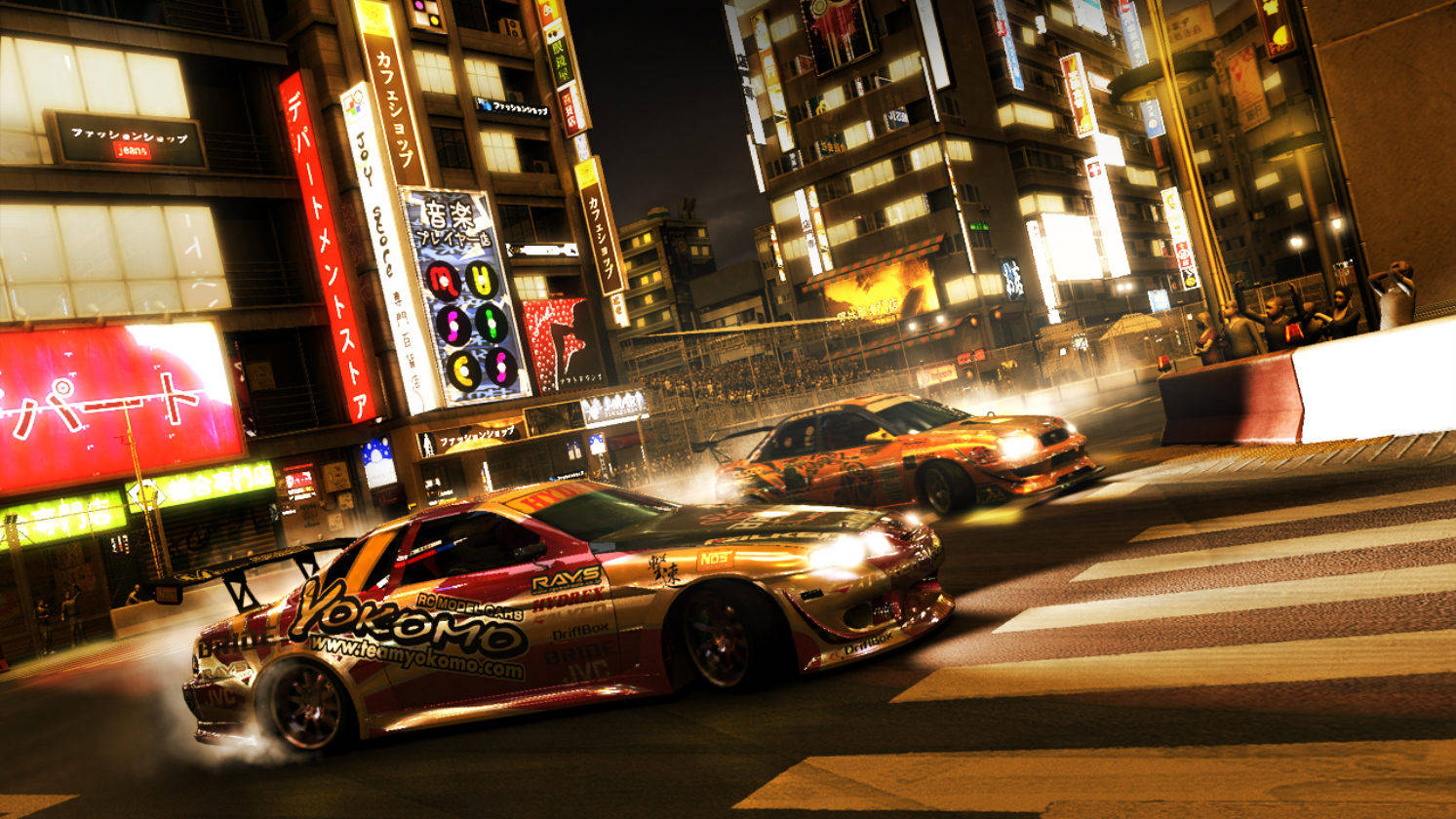 Grid 2 日本賽道 壁紙 — 兩輛飄移車在夜晚霓虹燈閃爍的東京街道上奔馳，激起火花和煙霧。