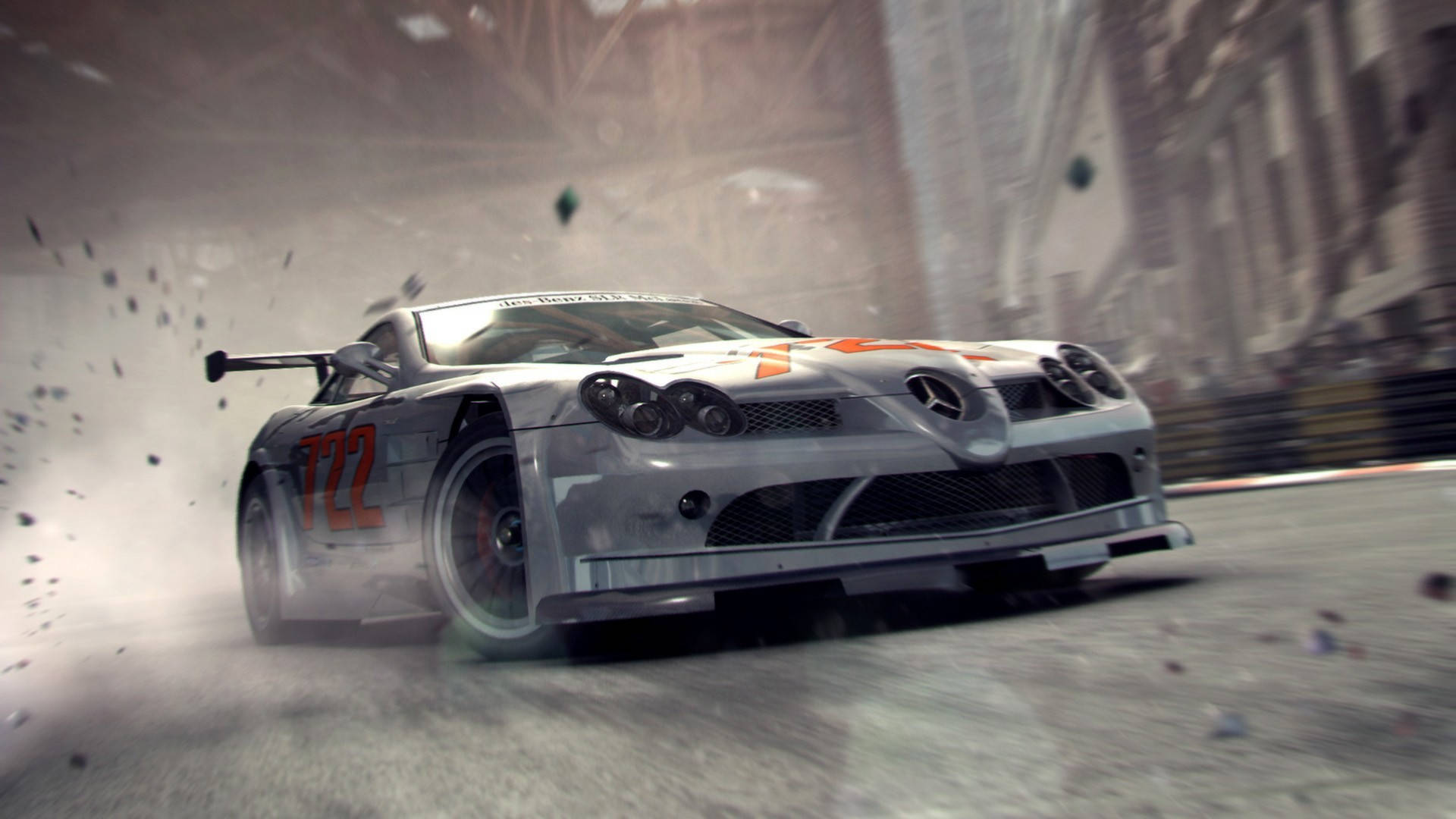 Grid 2 梅賽德斯-奔馳 壁紙 — 一輛銀色賽車帶有橙色號碼722，在骯髒的城市街道上漂移，揚起碎片和灰塵。