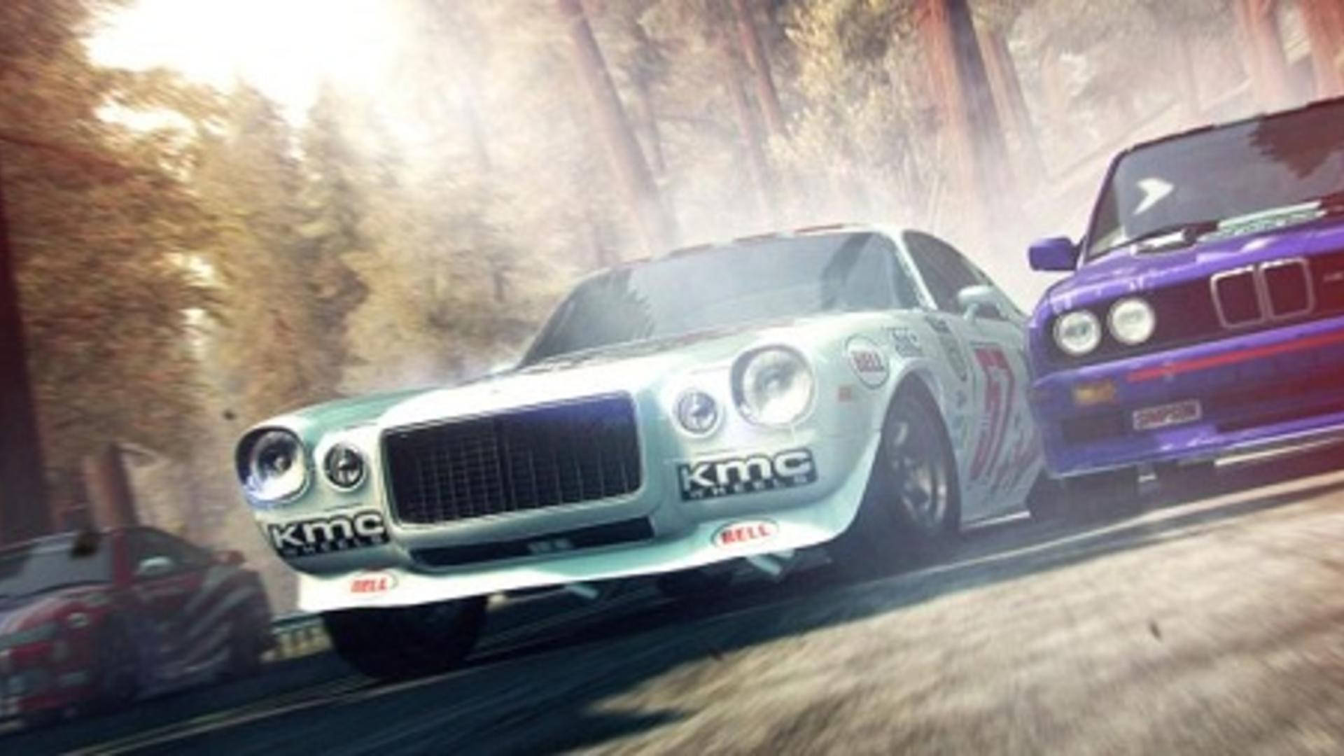 Grid 2 森林賽道 壁紙 — 兩輛復古賽車在陽光明媚的森林賽道上激烈飄移，揚起灰塵和煙霧。
