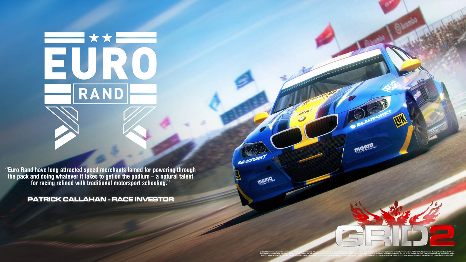 Grid 2 歐羅蘭德 壁紙 — 一輛藍黃色寶馬賽車在陽光明媚的賽道上疾馳，背景是模糊的人群和贊助商橫幅。