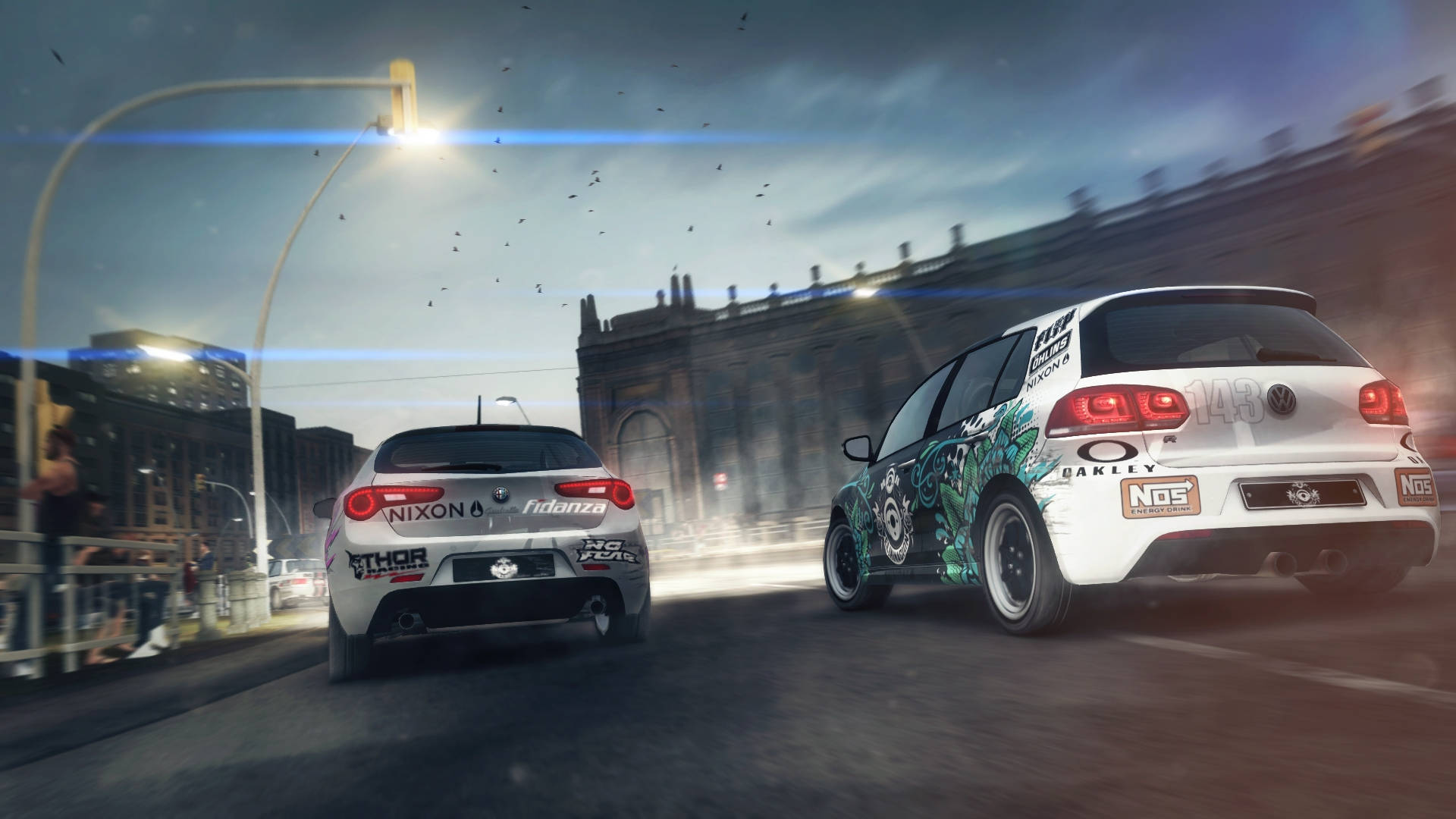 Grid 2 白色賽車 壁紙 — 兩輛飄移賽車在雨夜的都市街道上疾馳，車頭燈閃爍，帶有動態模糊效果。