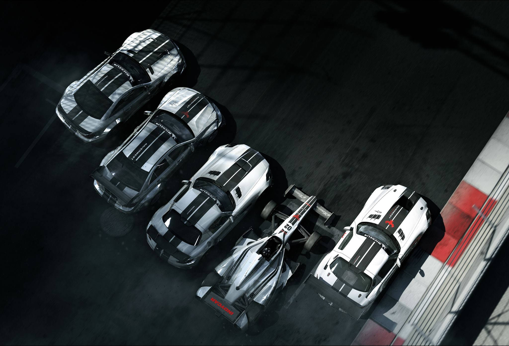 Grid 2 白色賽車鳥瞰視角 壁紙 — 五輛帶有黑色條紋的高性能賽車在戲劇性的頭頂燈光下排列在黑暗的賽道上。