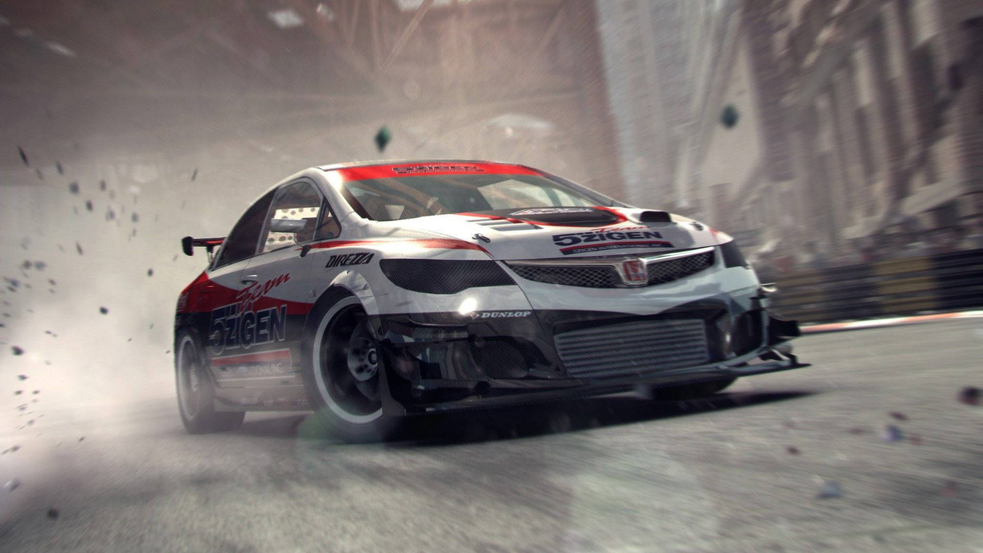 Grid 2 精選賽車 壁紙 — 一輛白色、紅色和黑色的拉力賽車在佈滿灰塵的城市街道上激進地飄移，揚起碎片和灰塵。