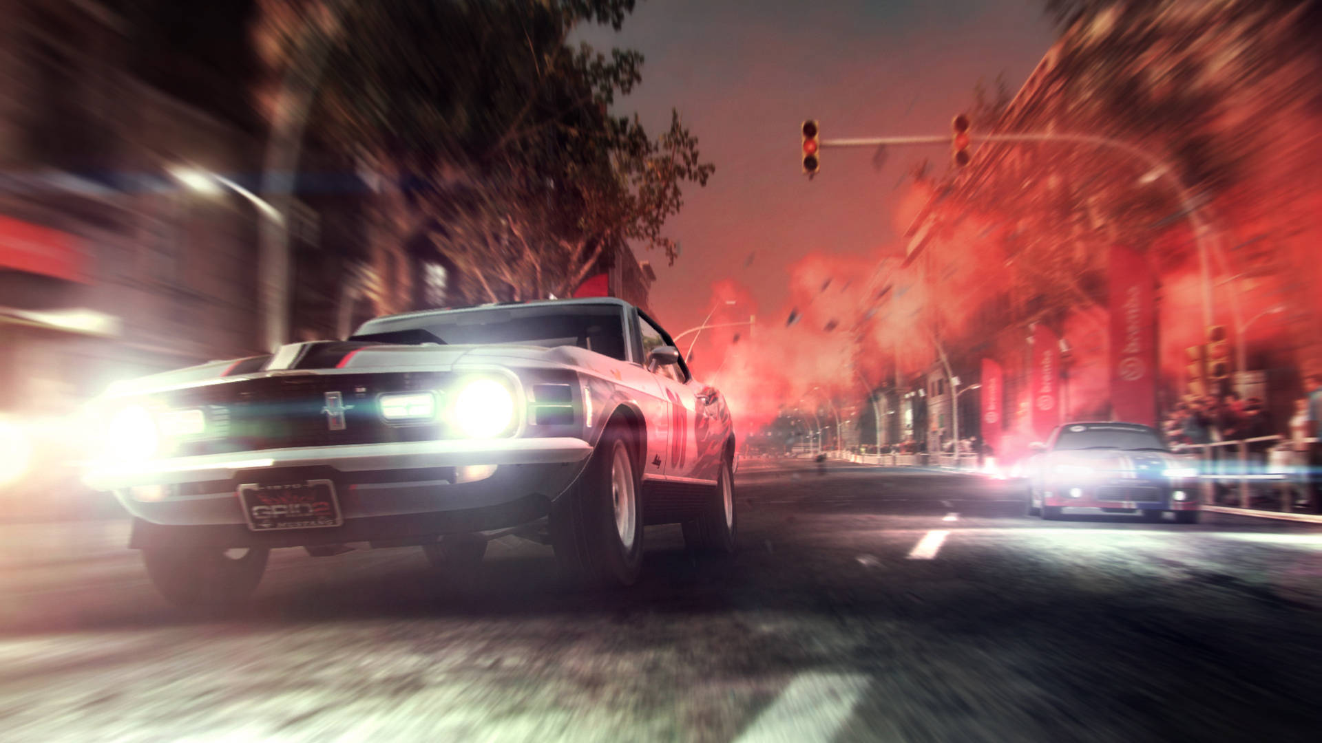 Grid 2 紅色煙霧效果 壁紙 — 一輛經典肌肉車在黃昏時分沿著模糊的城市街道疾馳，伴隨著火紅的爆炸和發光的車頭燈。