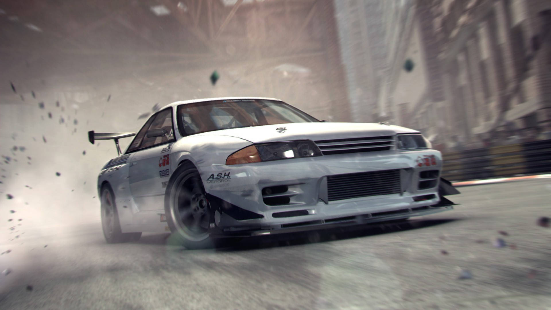 Grid 2 經典白色賽車 壁紙 — 一輛白色飄移賽車在都市環境中滑過彎角時揚起灰塵和碎片。