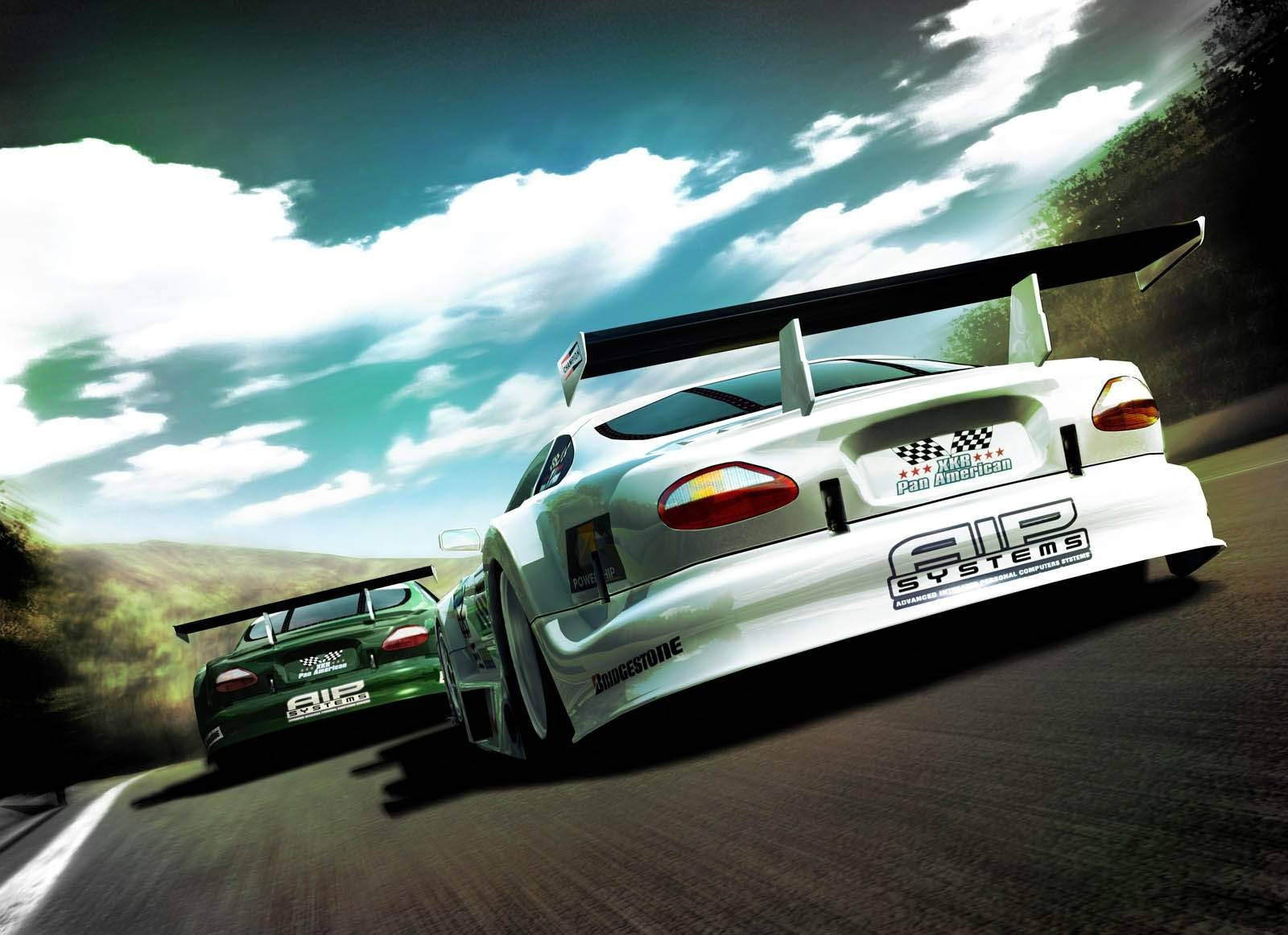Grid 2 賽車遊戲 壁紙 — 兩輛高性能賽車在戲劇性的多雲天空下沿著蜿蜒的山路疾馳。