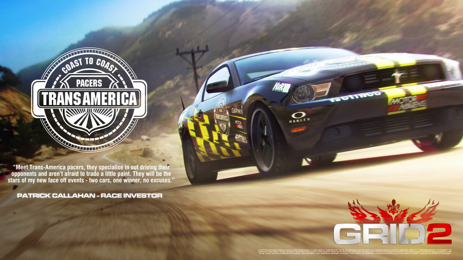 Grid 2 跨美賽車 壁紙 — 一架黑黃色賽車在塵土飛揚的沙漠賽道上疾馳，背景是山脈，天空湛藍清澈。