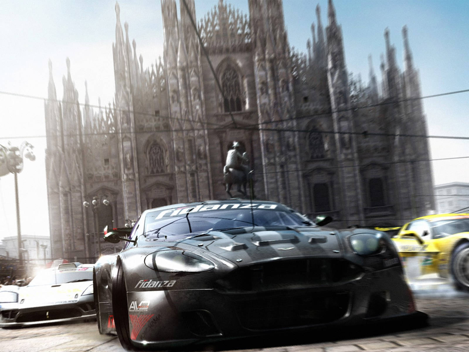 Grid 2 遊戲戶外場景 壁紙 — 一輛時尚的黑色賽車高速駛過標誌性的米蘭大教堂，帶有動態模糊和其他賽車手，上演一場高辛烷值的城市追逐。