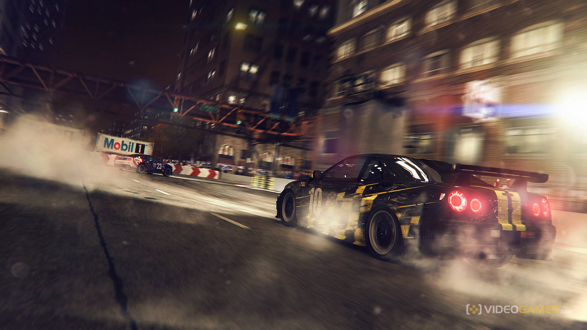 Grid 2 遊戲模式 壁紙 — 一架黑黃色賽車在夜晚的街道上飄移，揚起煙霧，模糊的霓虹燈光掠過。