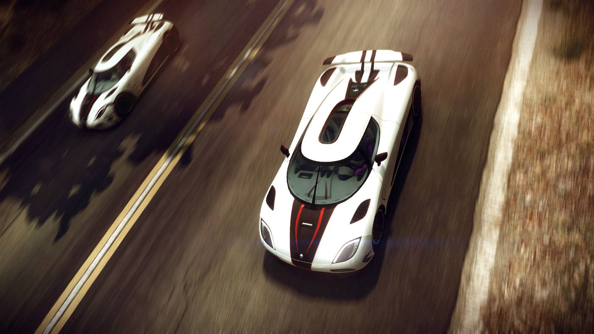 Grid 2 遊戲畫面 壁紙 — 兩輛白色Koenigsegg超跑在陽光照耀的瀝青路上奔馳，帶有動態模糊和戲劇性陰影。