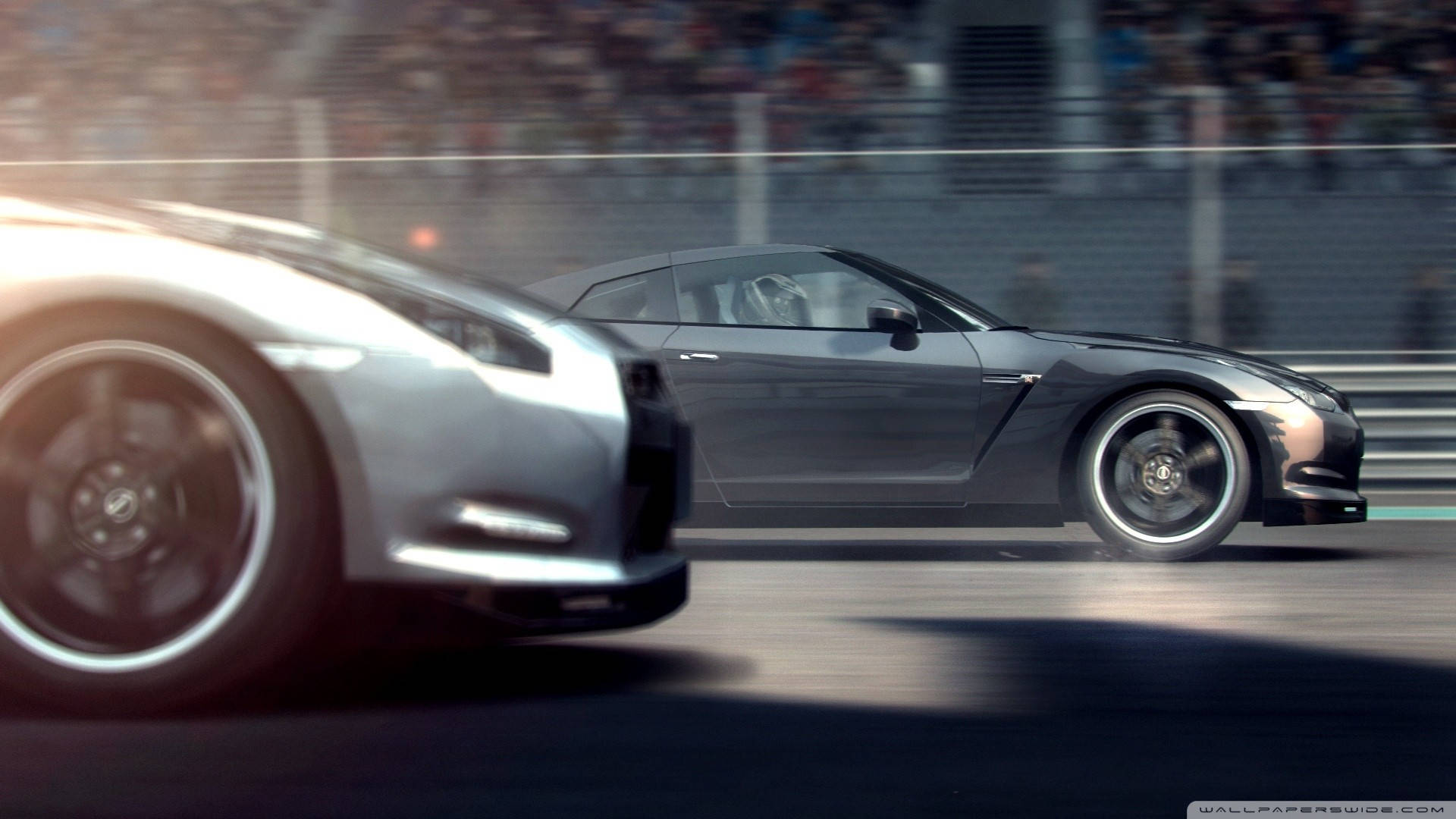 Grid 2 遊戲賽車 壁紙 — 兩輛時尚跑車在陽光普照的賽道上並排飛馳，背景有模糊的觀眾。