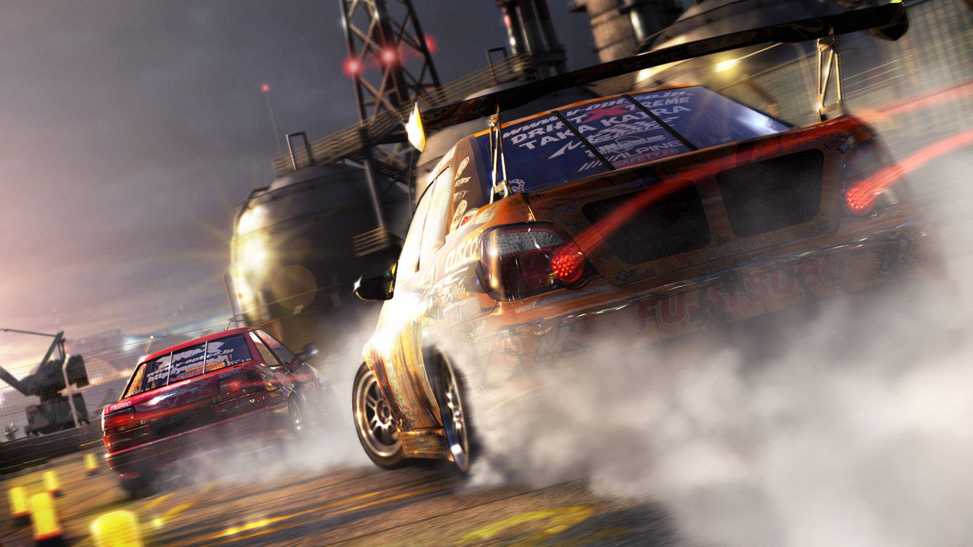 Grid 2 遊戲賽車動作 壁紙 — 一輛火橙色飄移車在黃昏時分的工業賽道上揚起煙霧，飛馳而過一輛紅色汽車。