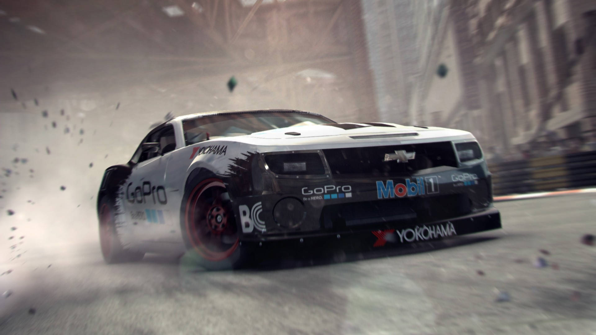 Grid 2 酷炫賽車 壁紙 — 一輛黑白賽車在塵土飛揚的城市峽谷中激進飄移，碎片飛舞。