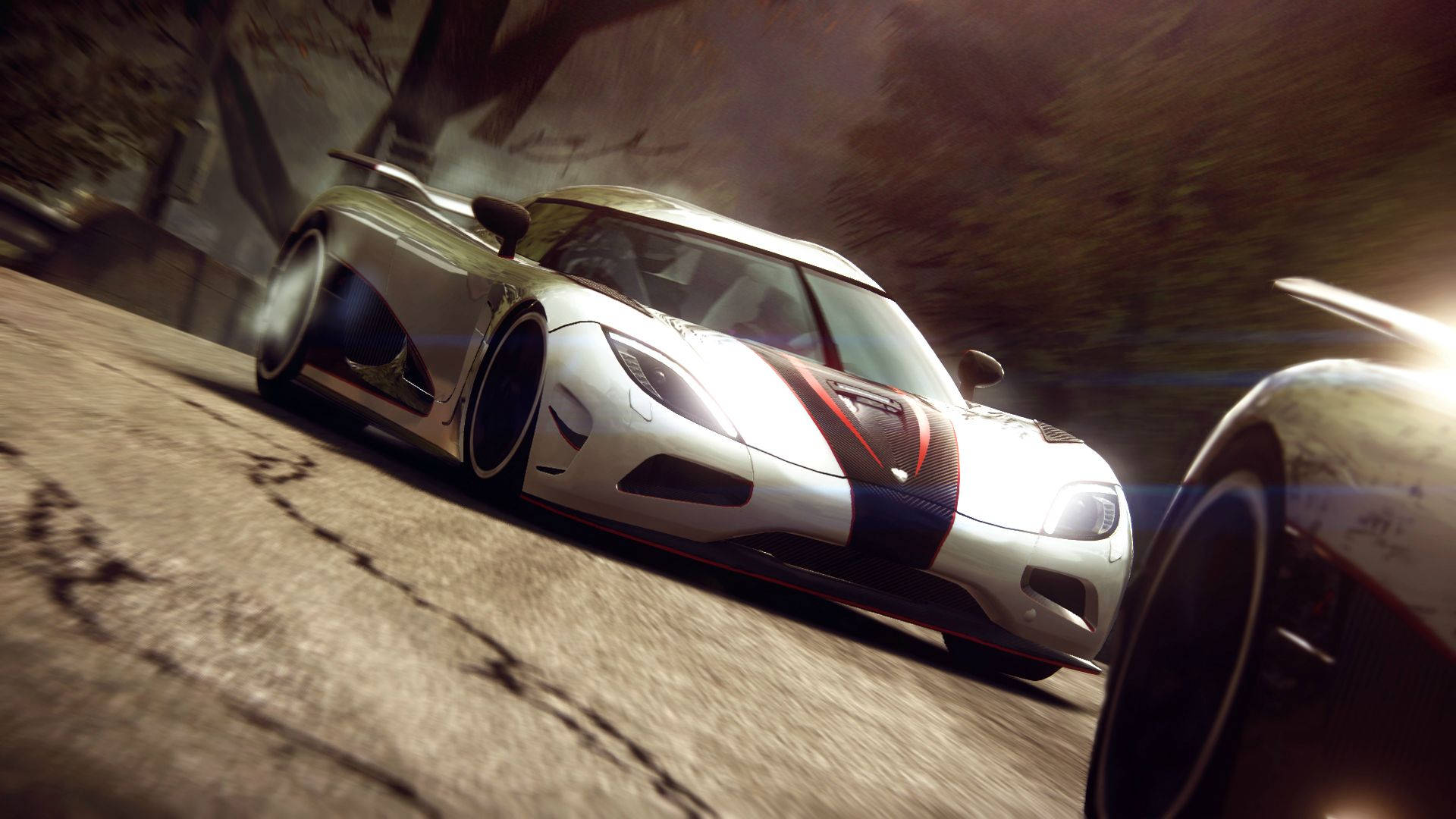 Grid 2 阿格拉跑車 壁紙 — 一輛時尚的銀色跑車在塵土飛揚的道路上高速行駛，動態模糊和陽光眩光增強了高速追逐的感覺。