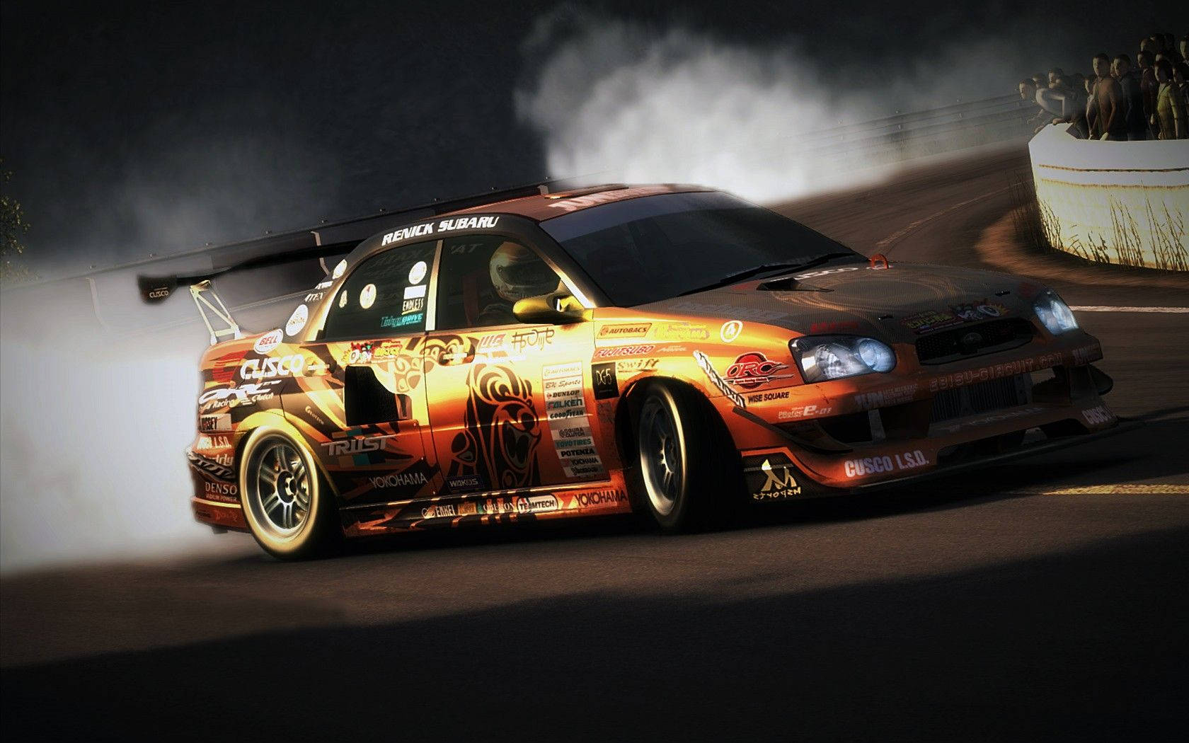 Grid 2 限量版斯巴魯翼豹 壁紙 — 一輛火熱的橙色飄移車在戲劇性的夜間燈光下，在觀眾注視下，在彎道中激進地冒煙。