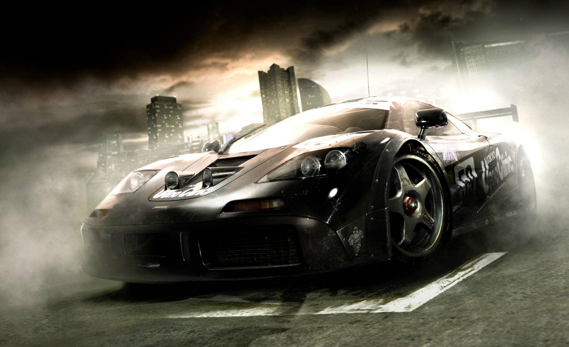Grid 2 雲層低垂天際 壁紙 — 一架時尚的黑色賽車在煙霧瀰漫的城市街道上飄移，背景是暴風雨黃昏的天空和摩天大樓。