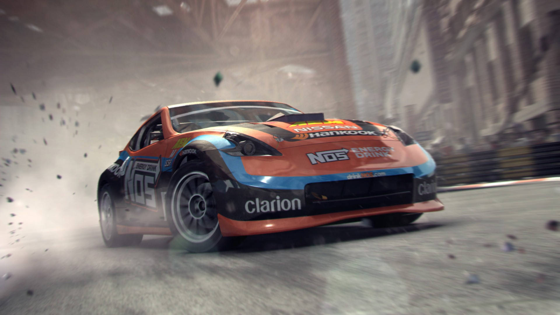 Grid 2 飛馳漂移包 壁紙 — 一輛充滿活力的橙色和藍色飄移賽車在街道拐角滑行時揚起灰塵。