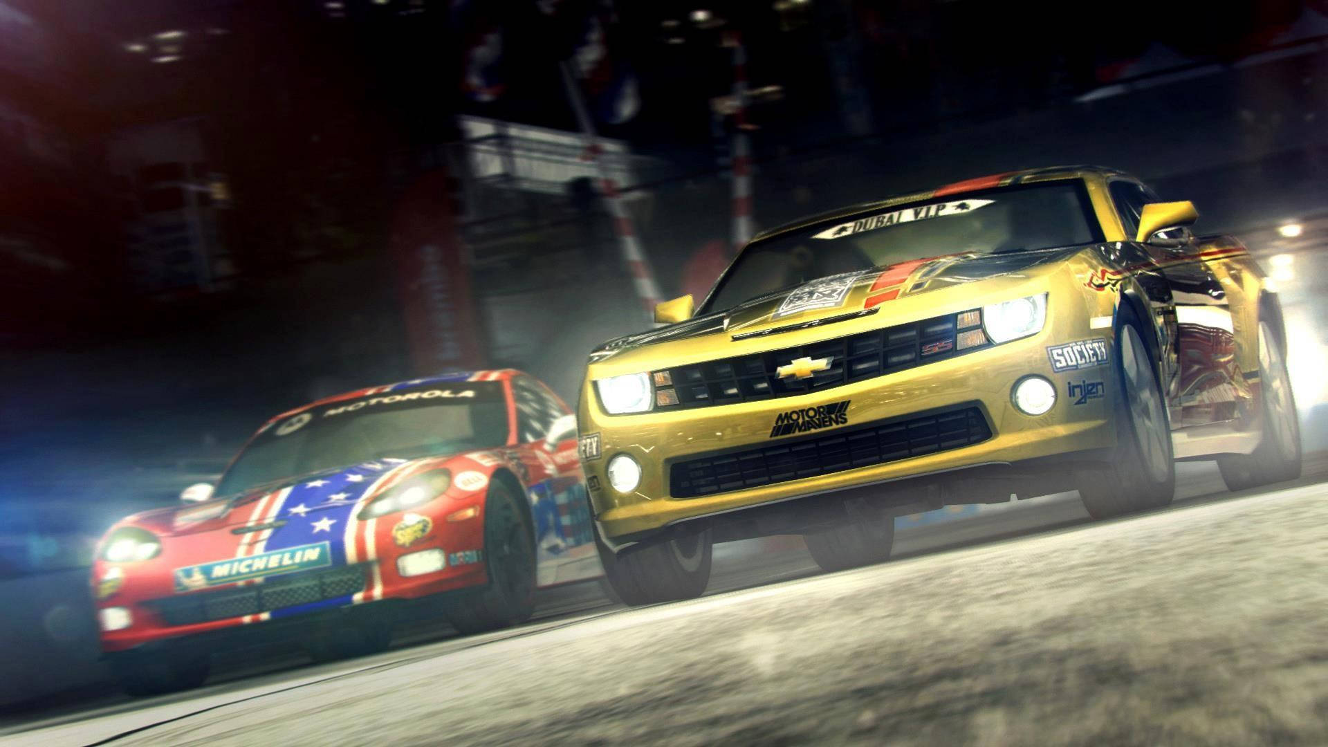 Grid 2 黃紅賽車競速 壁紙 — 兩輛賽車在夜間並排行駛在潮濕的賽道上，車頭燈明亮。