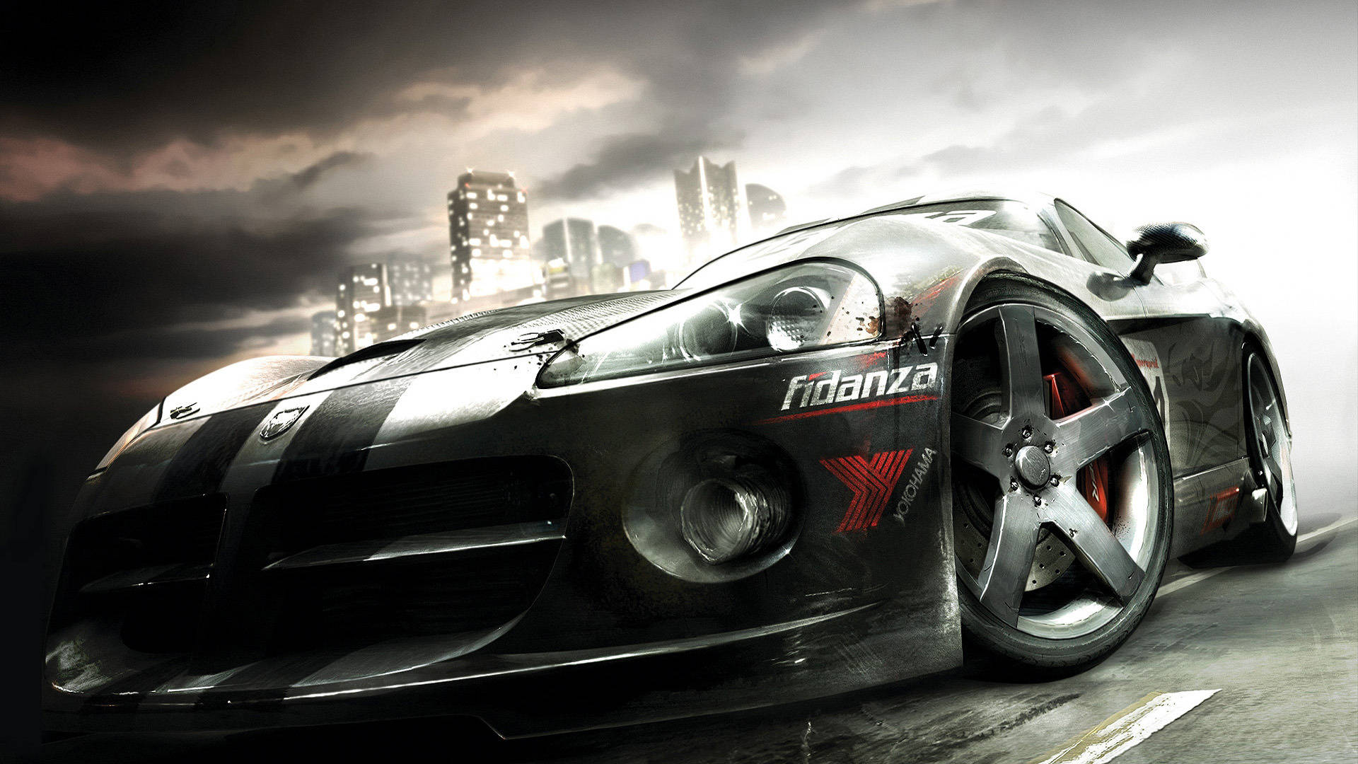 Grid 2 黑色 Fidanza 賽車 壁紙 — 一輛帶有紅色點綴的時尚黑色跑車在暴風雨的天空下，穿過雨中的城市街道，遠處的城市燈光閃爍。