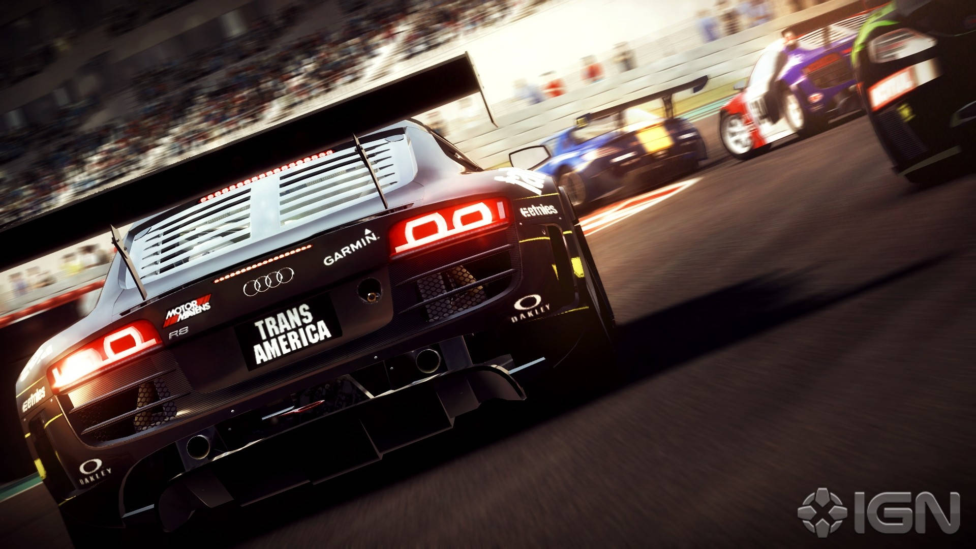 Grid 2 黑色奧迪 壁紙 — 一輛黑色奧迪賽車在賽道上疾馳，紅色尾燈閃爍，背景中的競爭對手模糊不清。