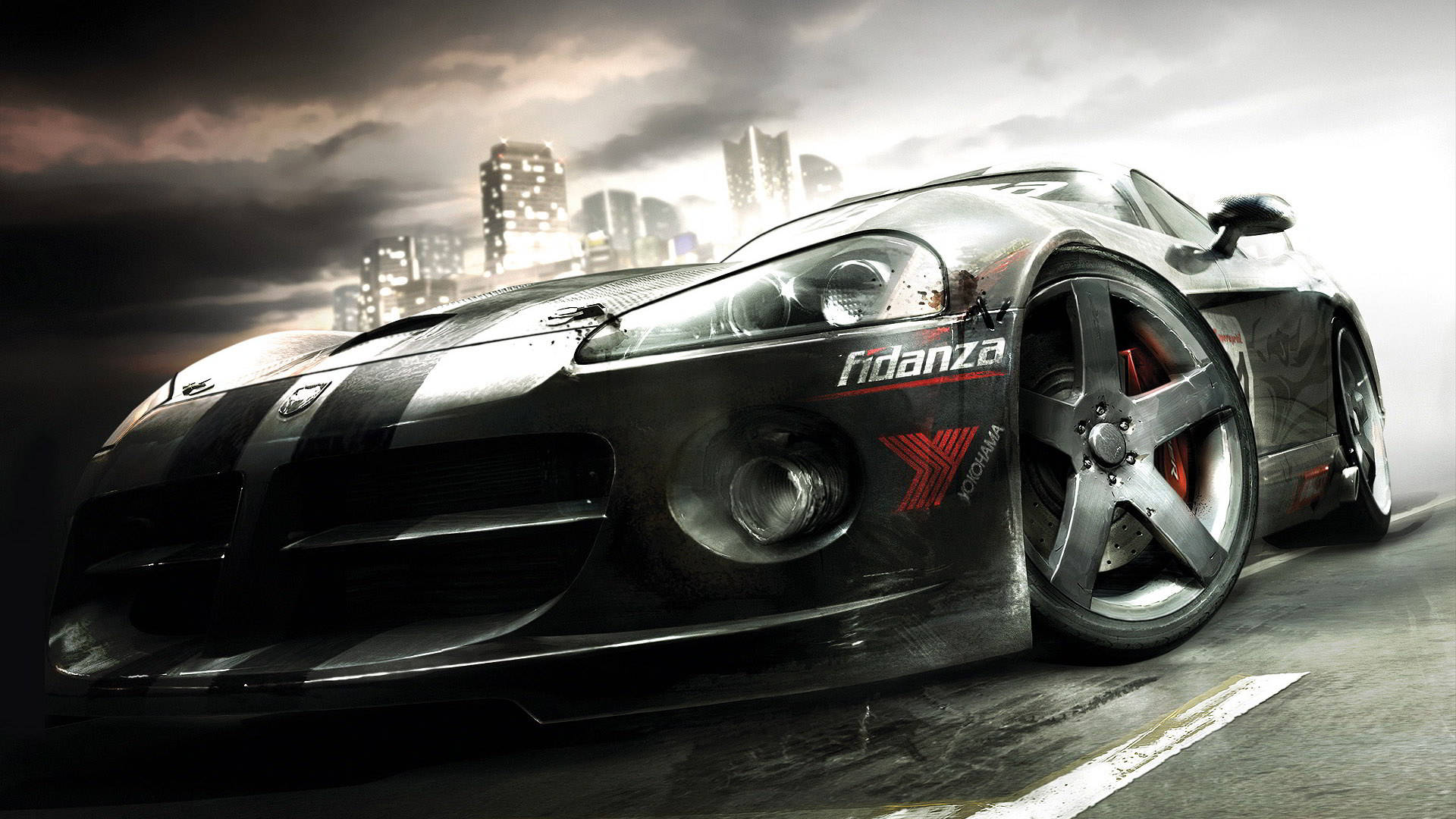 Grid 2 黑色賽車與多雲天際 壁紙 — 一輛時尚的黑色跑車在雨中的城市街道上飛馳，背景是戲劇性的城市天際線。