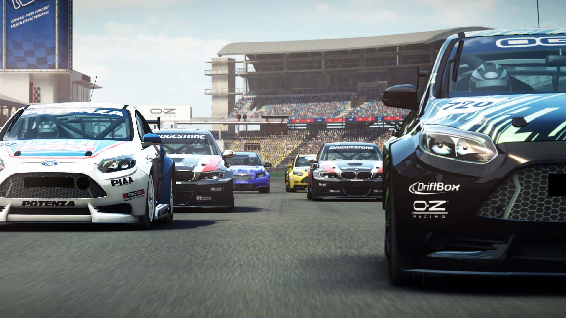 《GRID Autosport》Android多人模式高清背景 壁紙 — 高速賽車場景，多輛賽車在陽光照耀的賽道上競爭，周圍環繞著看台和橫幅。