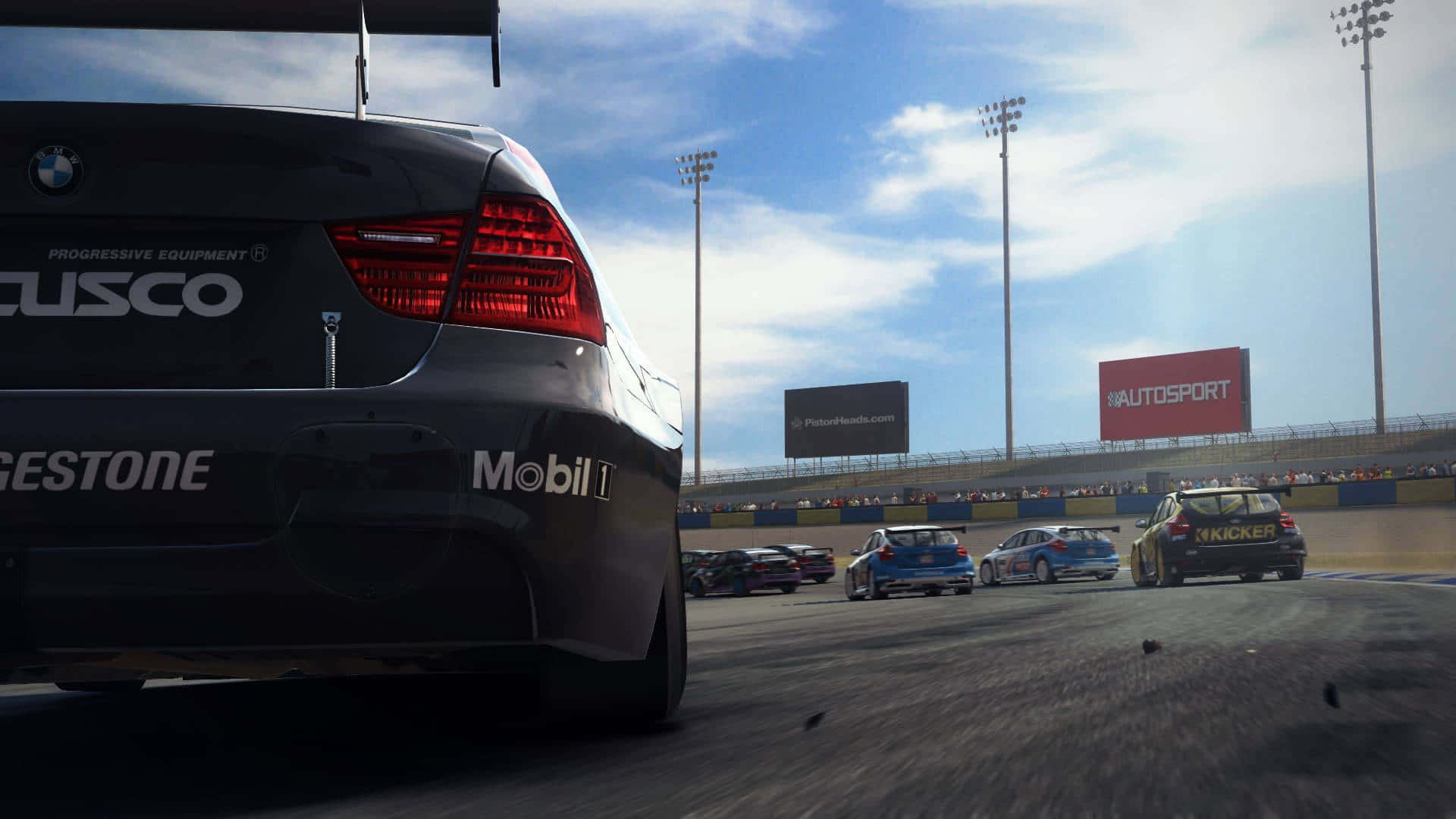 《GRID Autosport》極致賽車動態高清背景 壁紙 — 一輛帶有贊助商貼紙的黑色BMW賽車在陽光明媚的賽道上飛馳，其他賽車在藍天白雲下競賽。