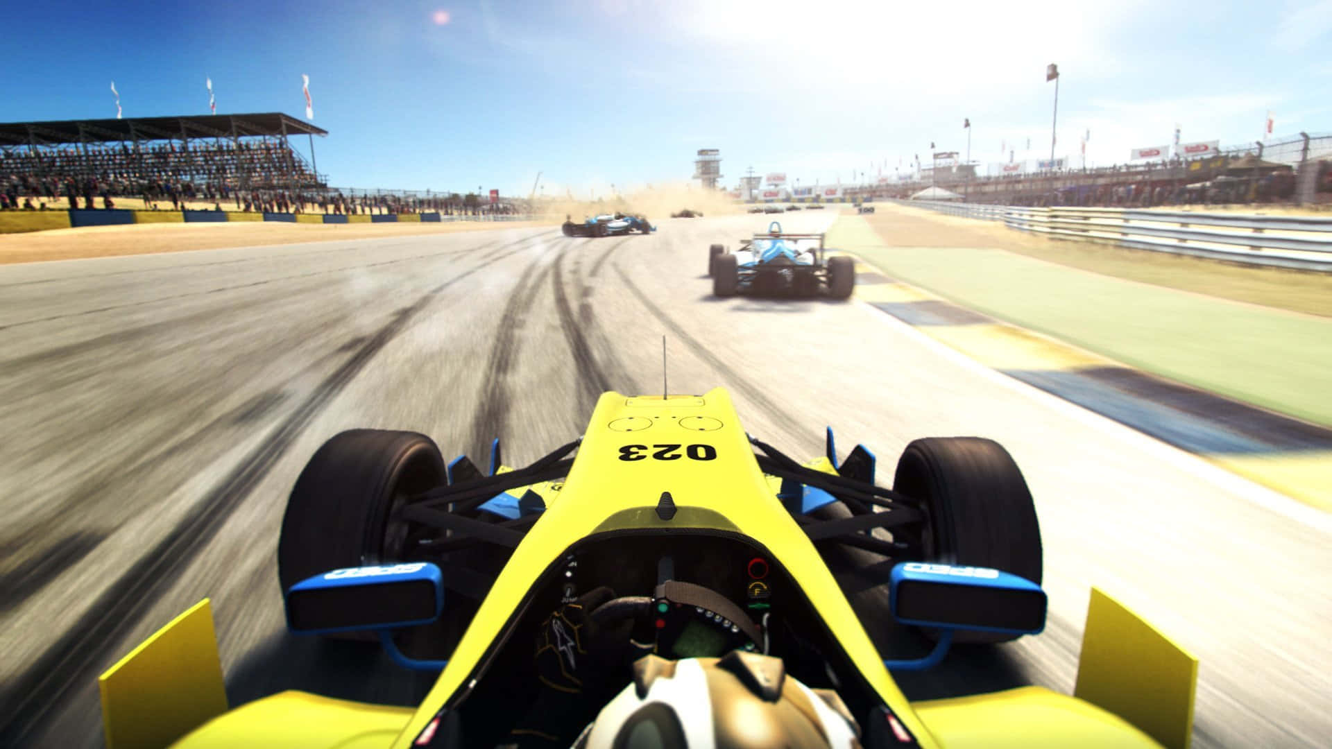《GRID Autosport》極致賽車高清背景 壁紙 — 第一人稱視角，一輛黃色賽車在陽光明媚的賽道上疾馳，前方有競爭對手，看台上有觀眾。