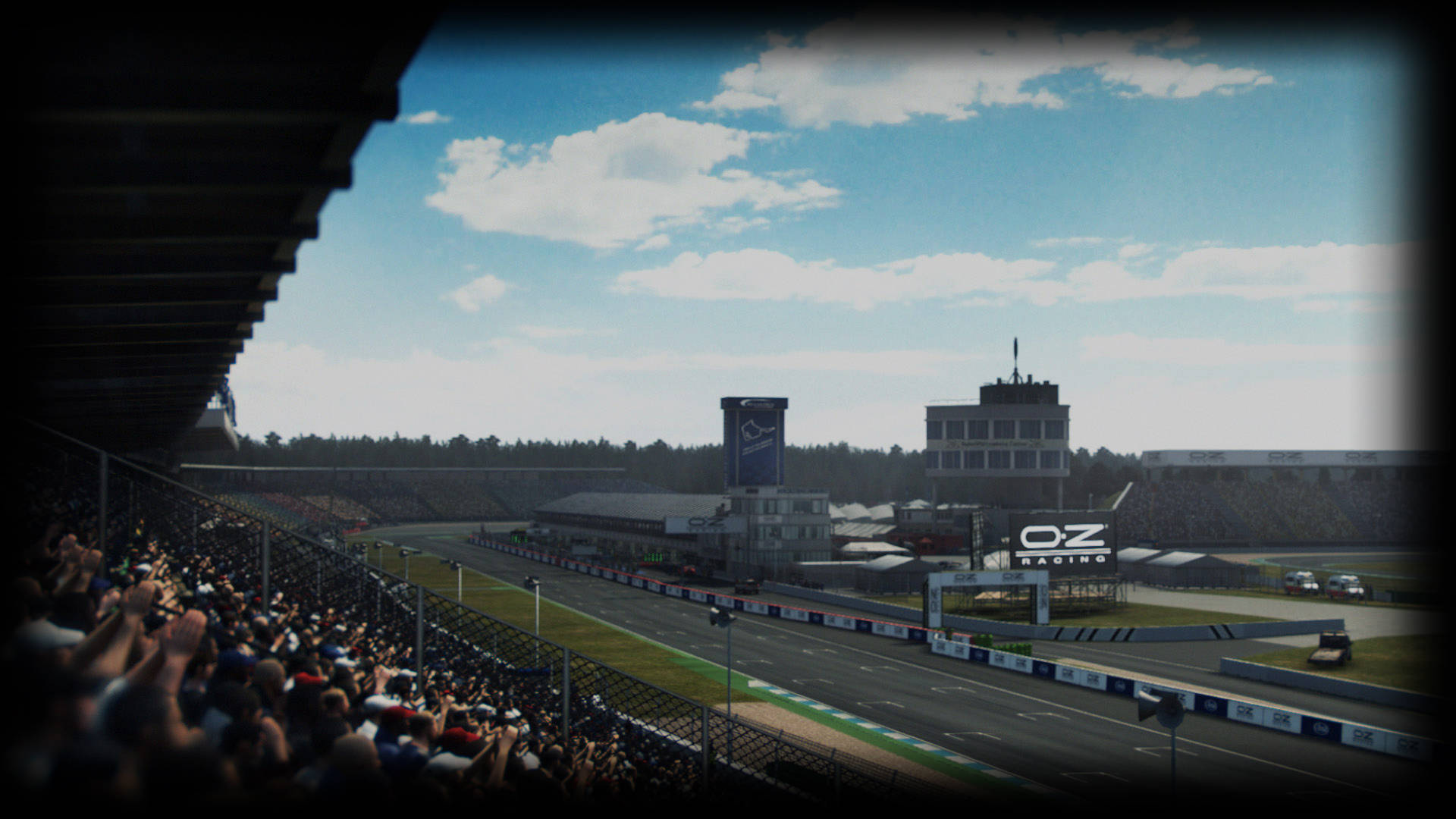 Grid Autosport 熱血賽車現場 壁紙 — 從看台觀看的陽光普照賽道，有歡呼的人群和 OZ Racing 標誌，天空部分多雲。